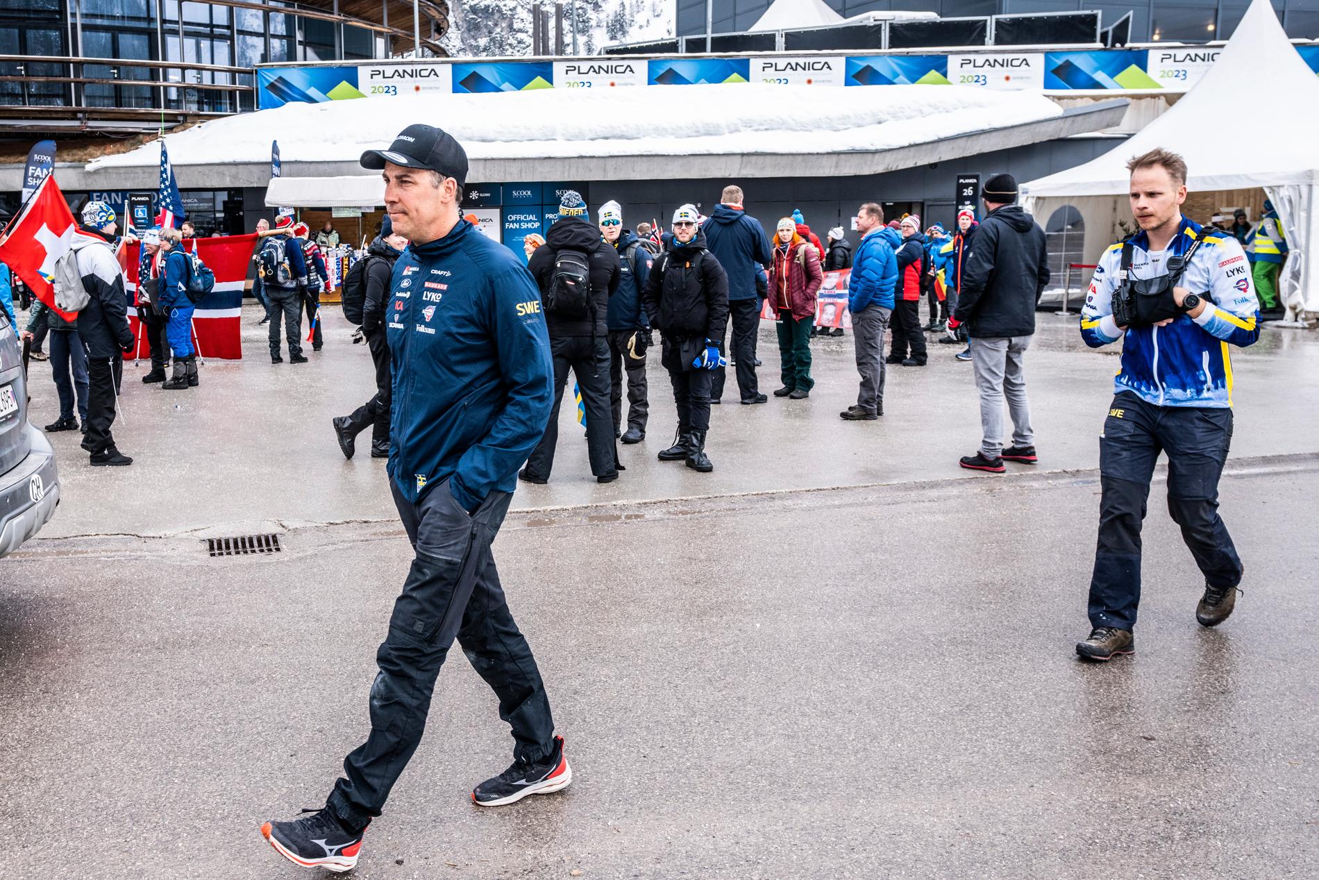 Svenska vallare lämnar krismötet i garaget efter damstafetten. I bakgrunden syns Ebba Anderssons pappa och tränare Per-Ola Andersson.