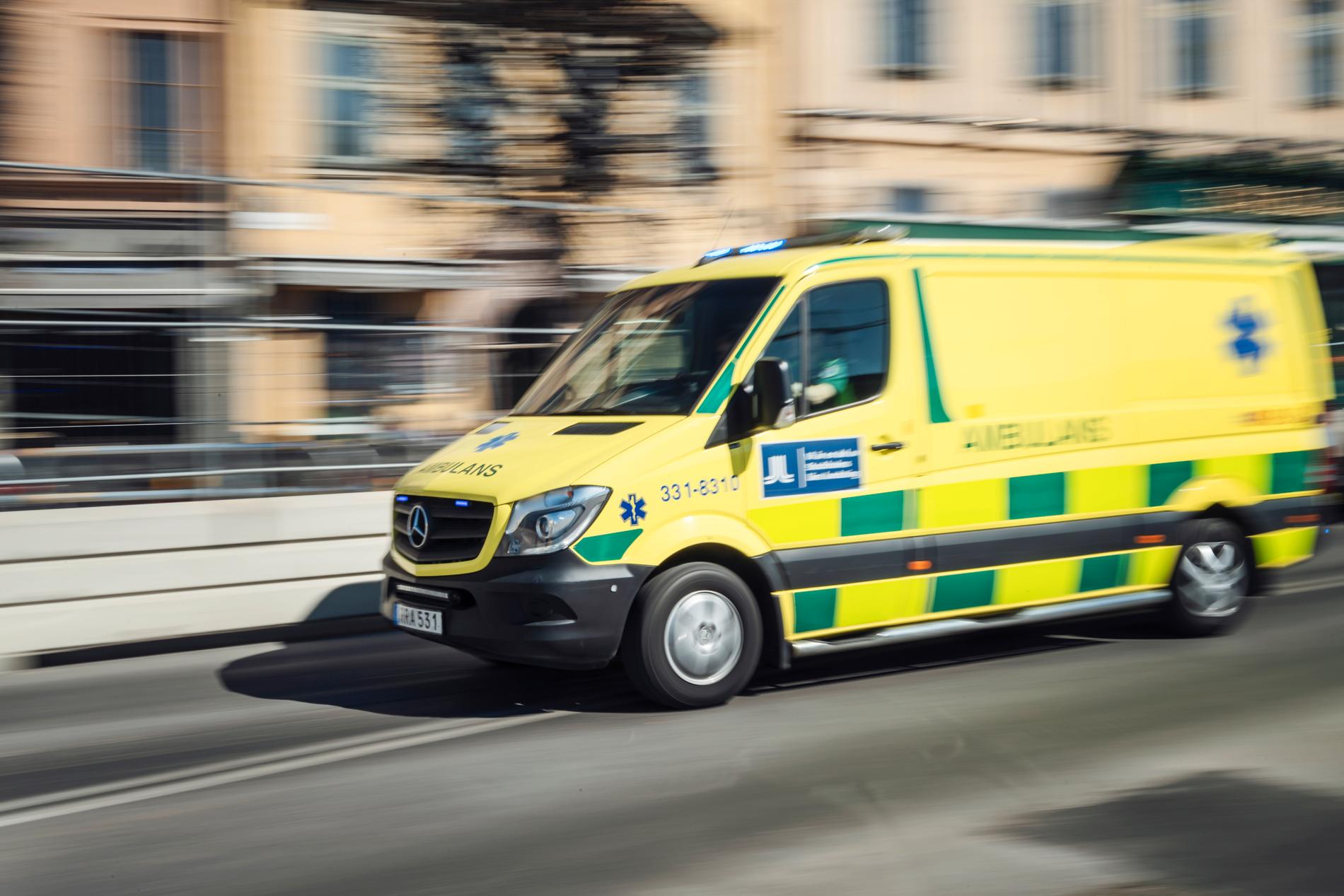 En ambulans larmades till en golfklubb i Falkenberg efter att en person träffats av blixten. Arkivbild.