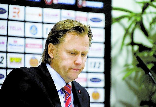Janne Carlsson, pressad Öis-tränare.