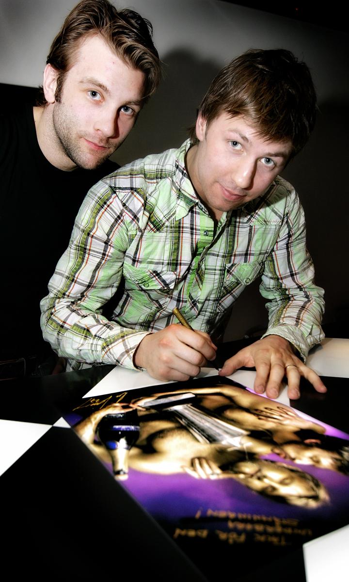 Kåberg och Ledin signerar sin guldbild.