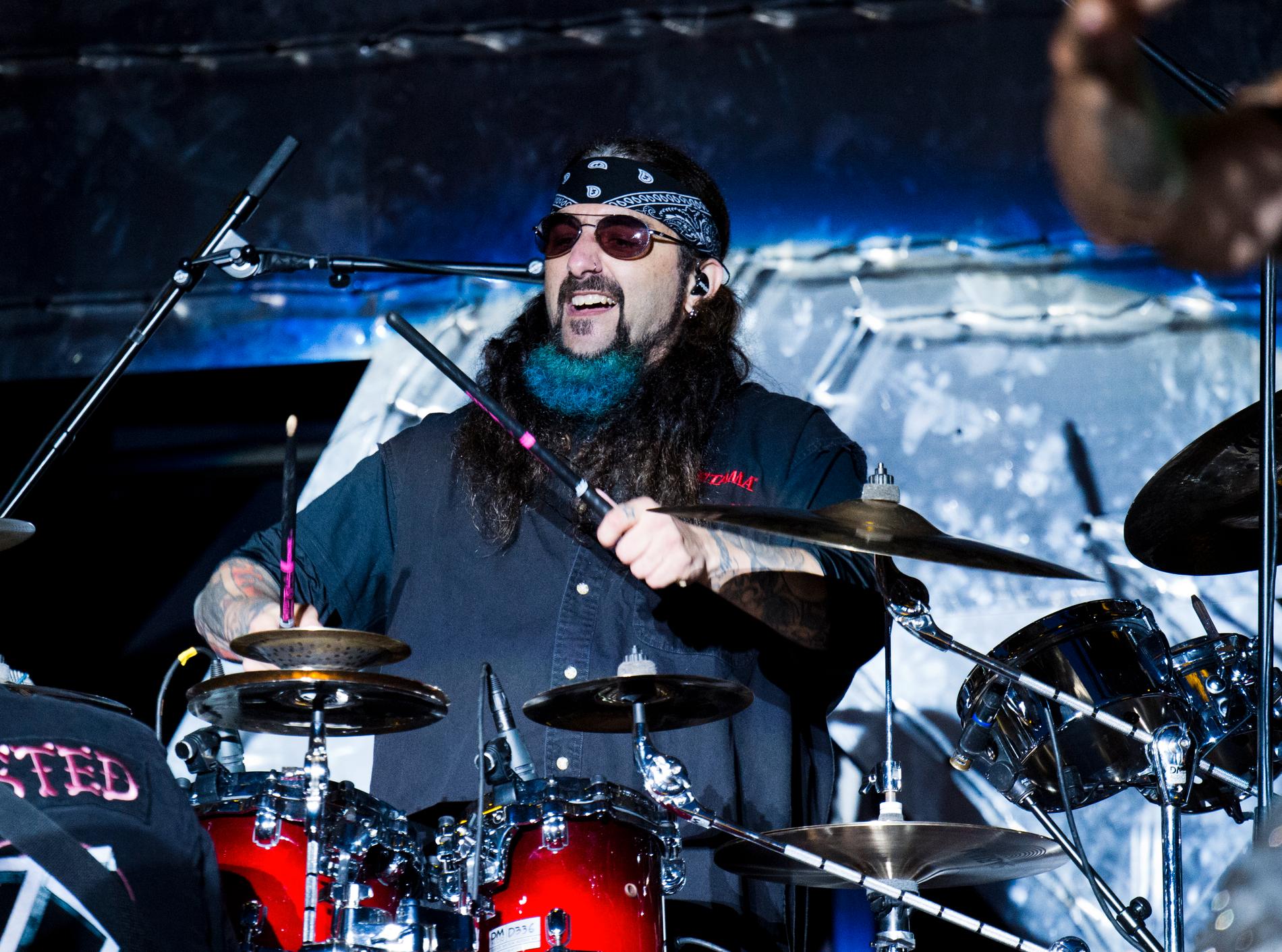 2010 lämnade Mike Portnoy Dream Theater, till många fans besvikelse. Nu är trummisen tillbaka i det ikoniska progmetal-bandet.