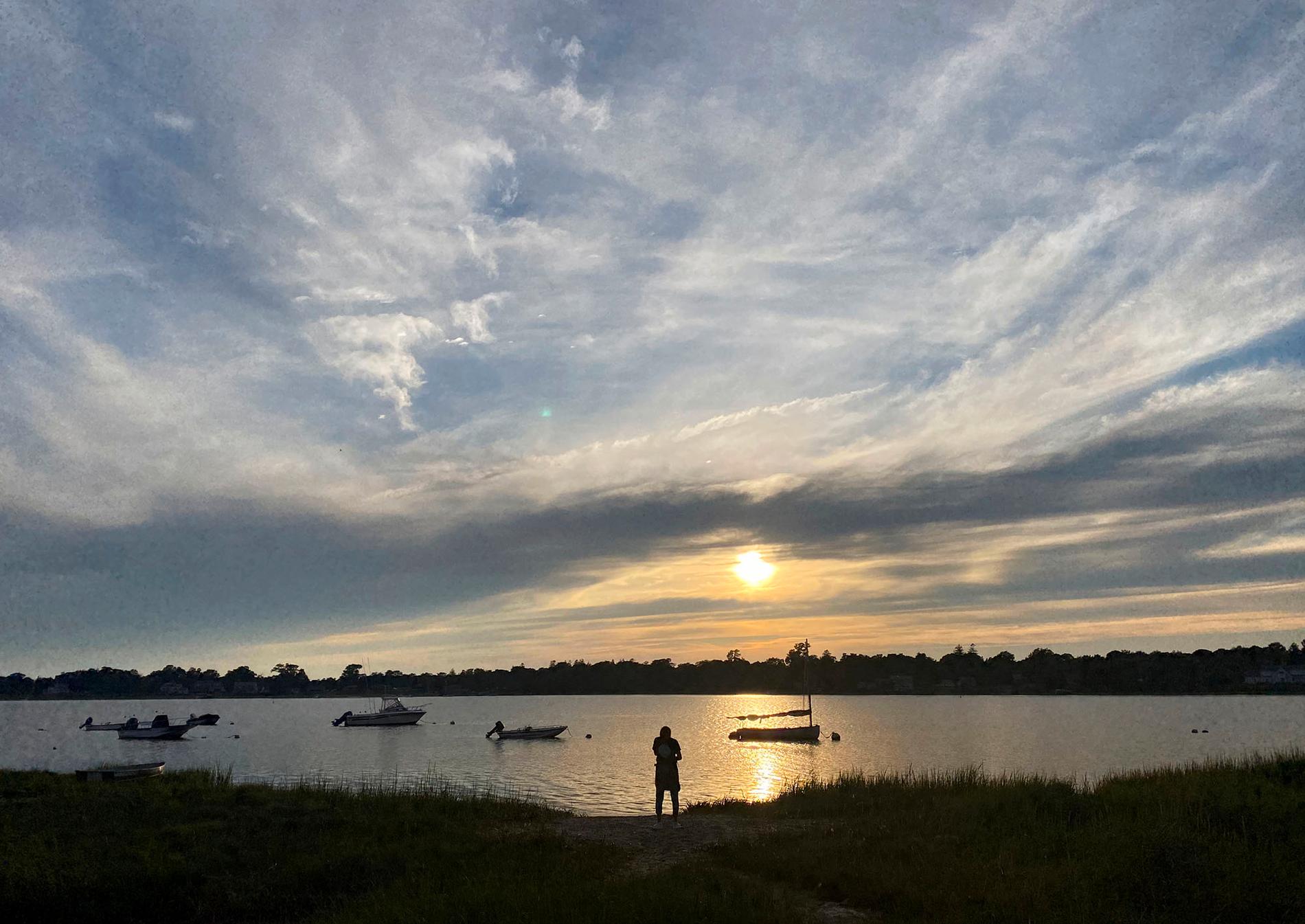 Närhet till utomhusliv lockar många amerikaner som kan jobba på distans. På bilden njuter strövare av solnedgången på halvön Cape Cod i Massachusetts.