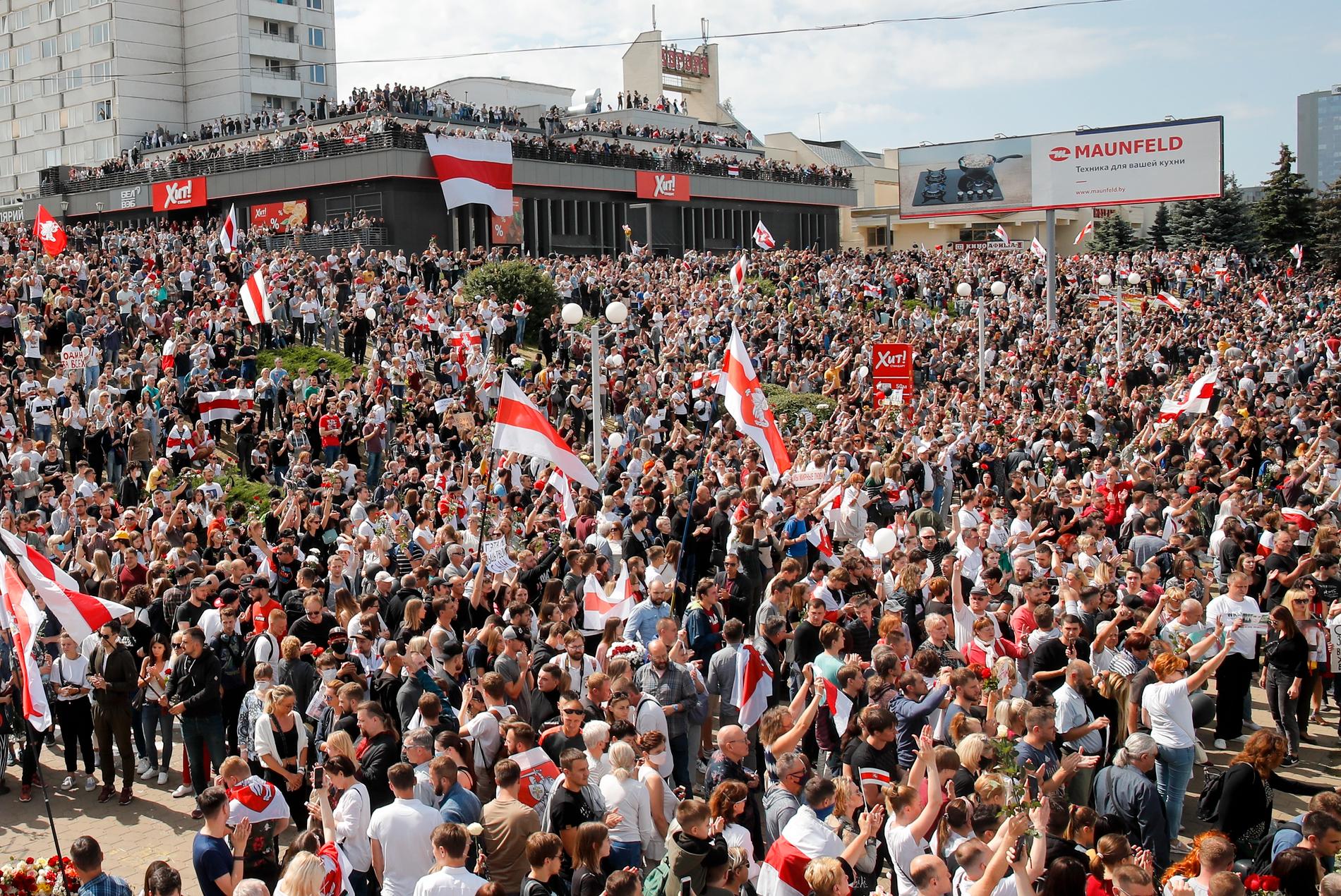 Tusentals samlades i Minsk på lördagen, på platsen där en demonstrant tidigare i veckan förlorade livet i konfrontation med polis.