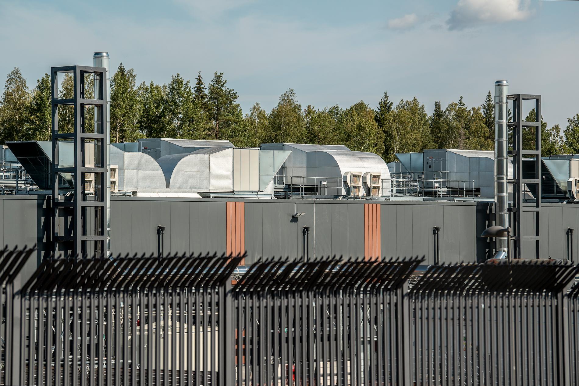 Enligt miljökonsekvensbedömningen drar serverhallen i Eskilstuna 34 MW el. När anläggningen är färdigställd, med ytterligare två serverhallar, kommer anläggningen att förbruka lika mycket el som en medelstor svensk stad. 