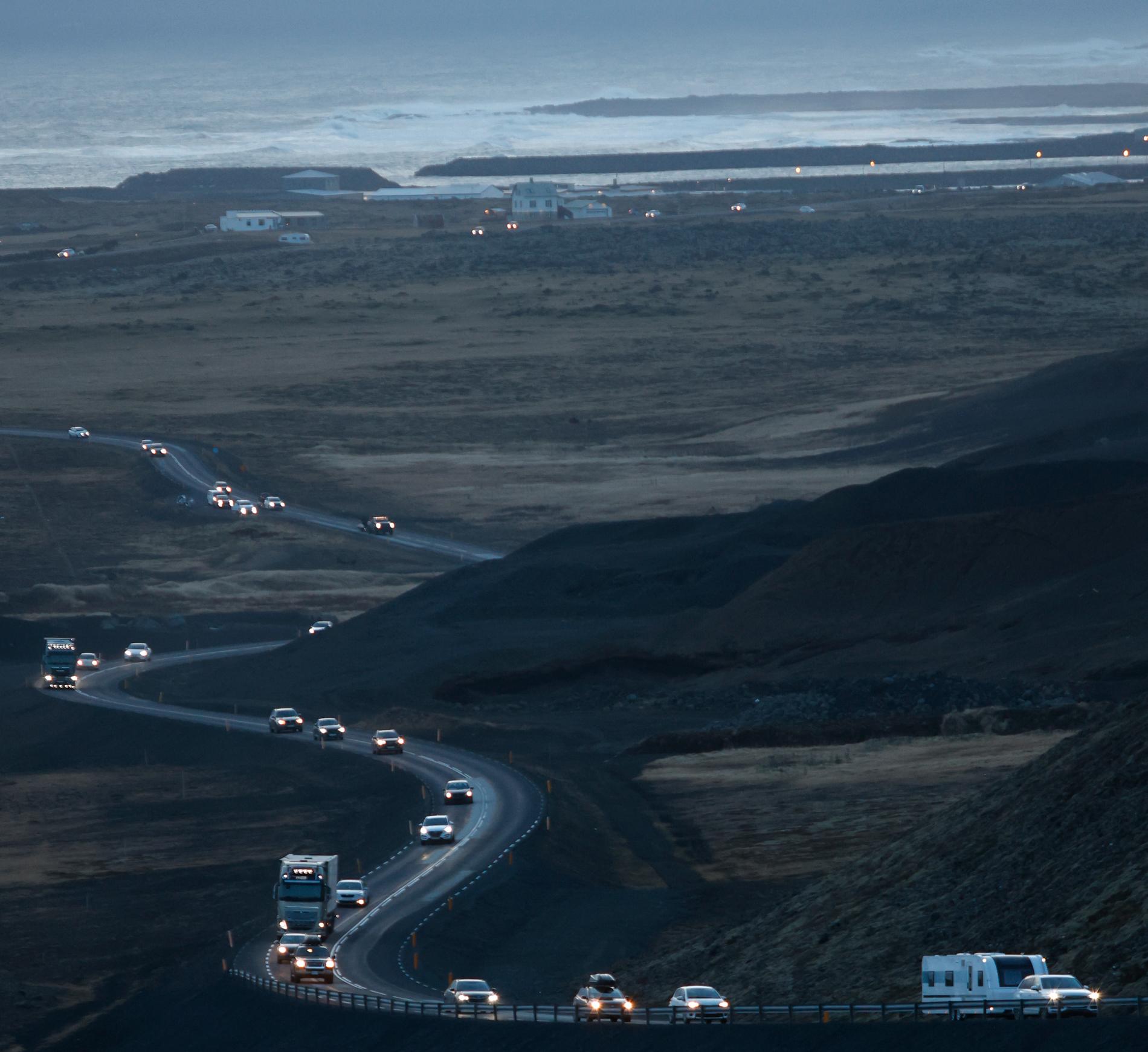 Boende lämnar Grindavík ufter att larmet gått på söndagsmorgonen. 
