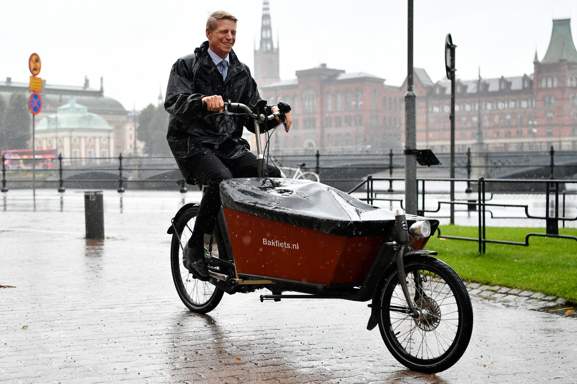 Finansmarknadsminister Per Bolund tar elcykeln till jobbet