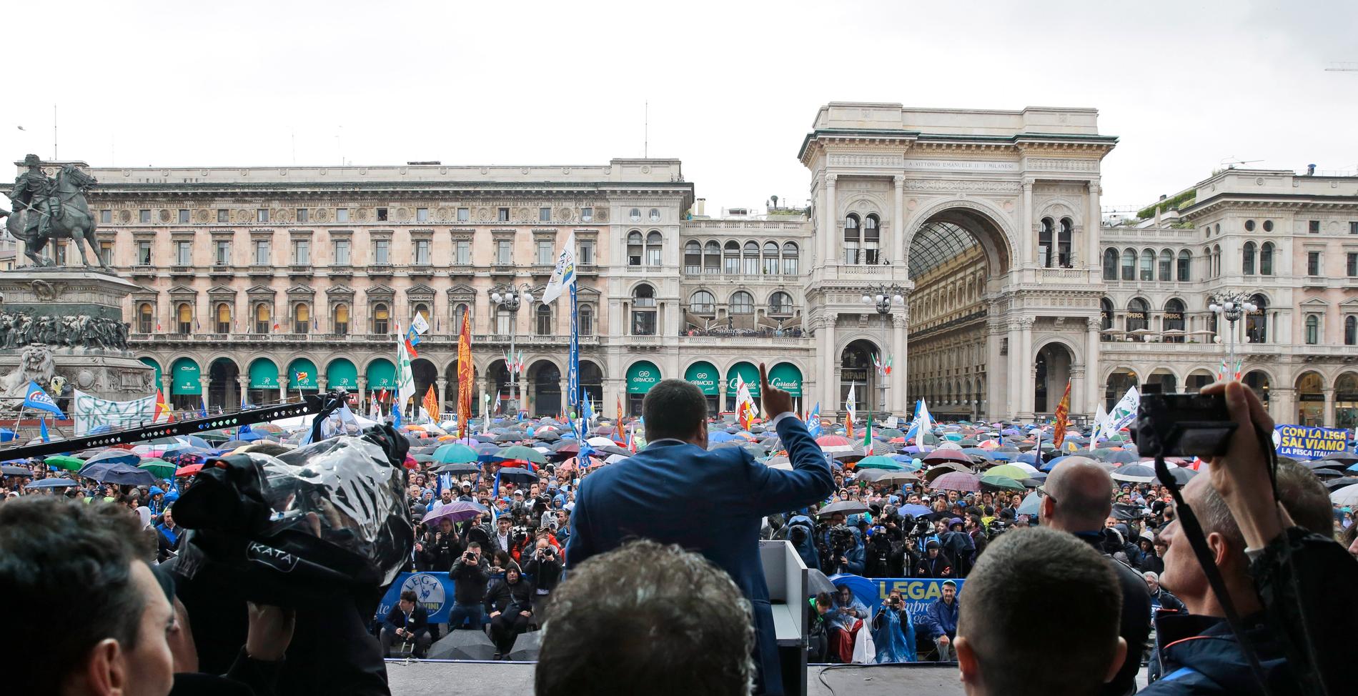 Matteo Salvini talar inför den samlade folkmassan i Milano.