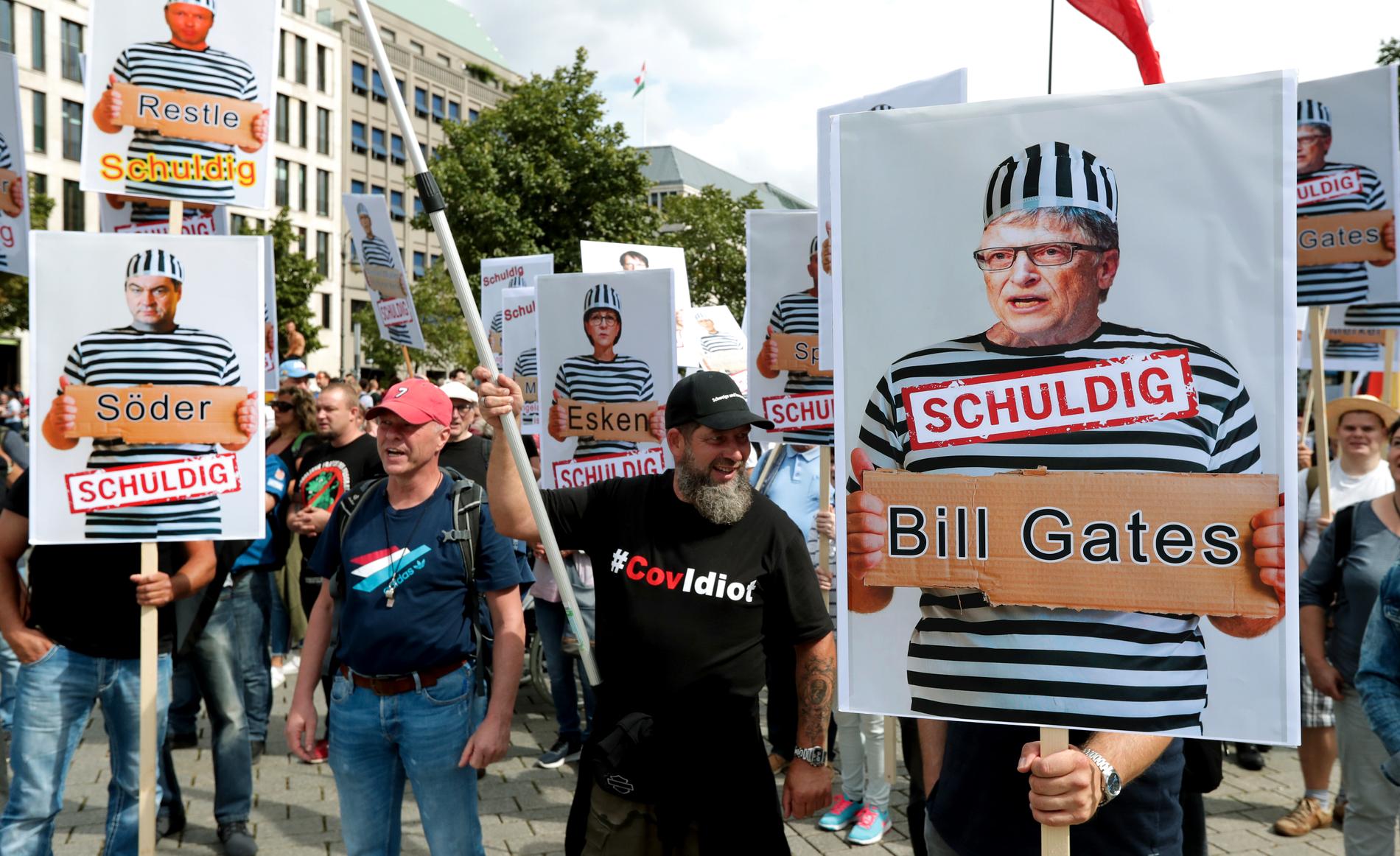 Under coronademonstrationerna i Berlin i augusti förra året hölls bland annat upp en skylt där Bill Gates utmålas som "skyldig". Under demonstrationerna försökte en grupp storma tyska parlamentet. Arkivbild.