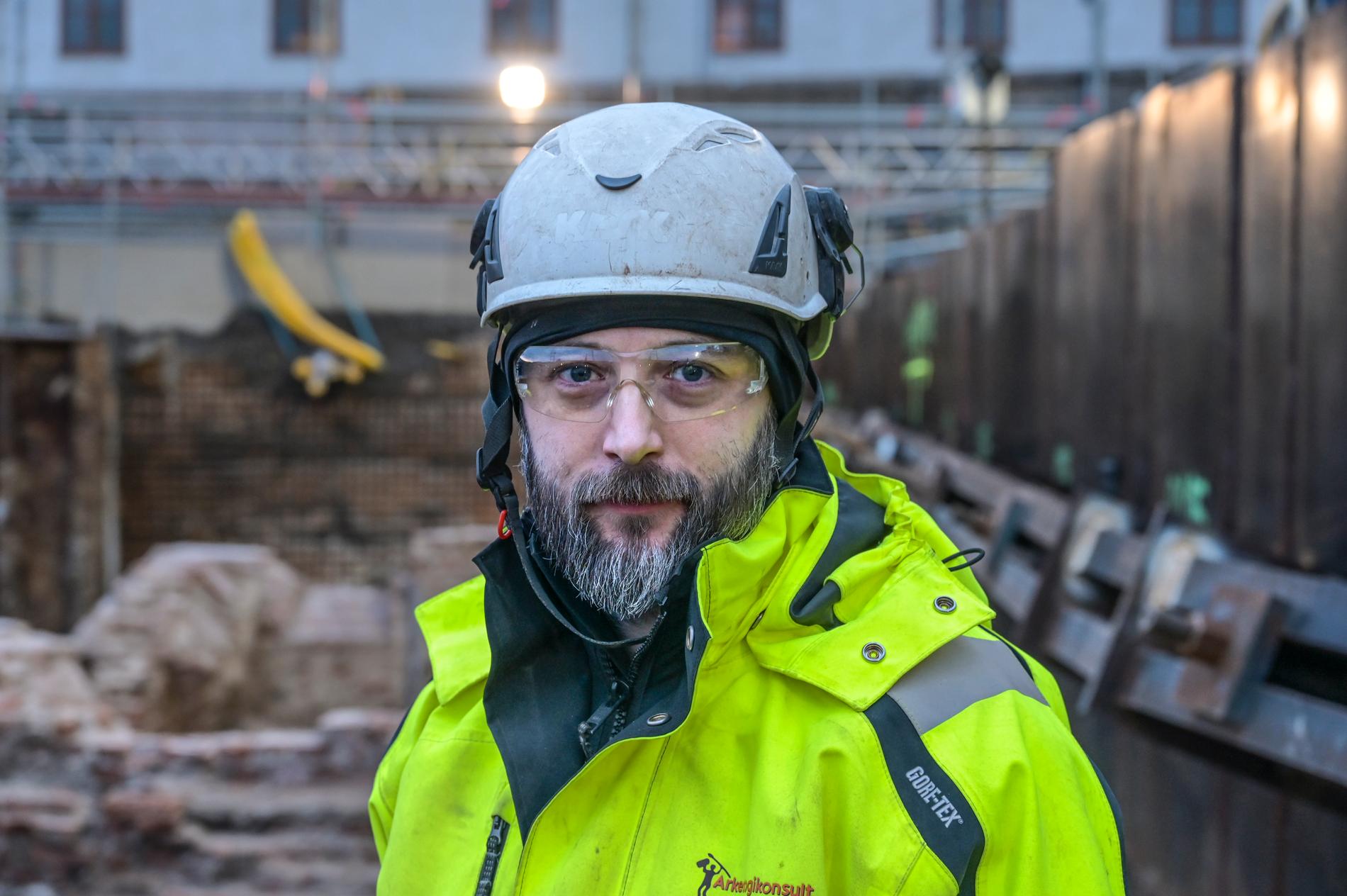 Philip Tonemar från Arkeologikonsult är projektledare för undersökningen vid Slussen.