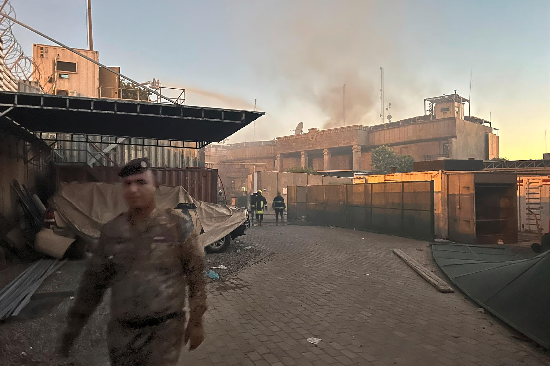 Rök från Sveriges ambassad i Bagdad efter att demonstranter stormat och satt eld på byggnaden natten till torsdagen.
