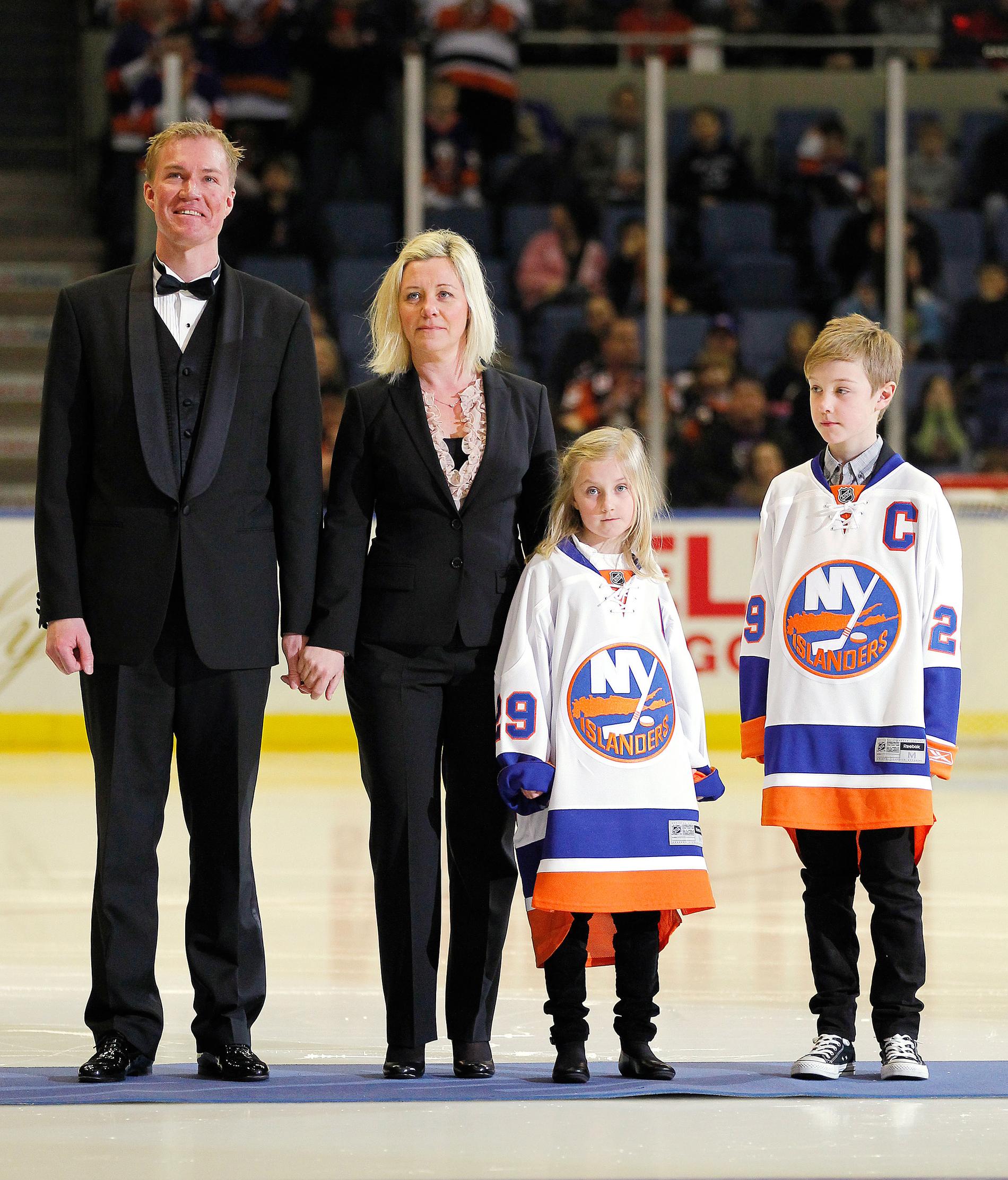 Kenny med frun Anna-Lee, dottern Emma och sonen Axil under en hyllningsceremoni med New York Islanders 2012.