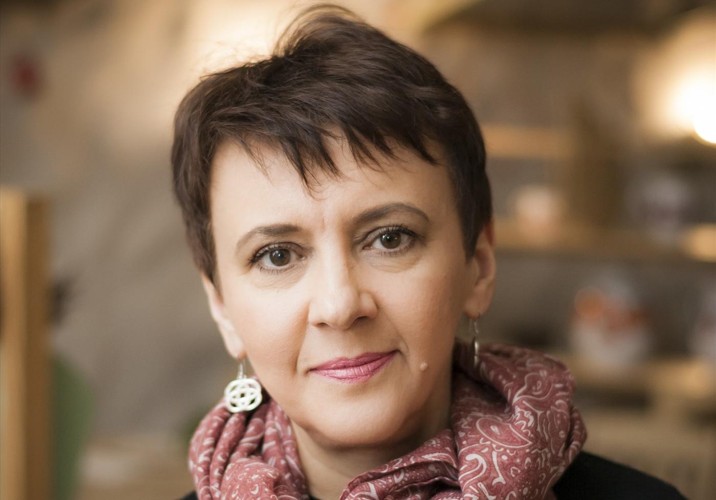 Oksana Zabuzjko (född 1960), ukrainsk författare och litteraturhistoriker. Med ”Fältstudier i ukrainskt sex” fick hon ett stort genombrott i hemlandet. Den kommer nu i nyutgåva samtidigt som den nya boken, essän om kriget ”Den längsta av resor”, skriven i exil i Polen. Anneli Jordahl resonerar om båda böckerna i sin recension.
