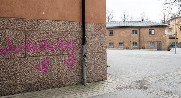 Antisemitiskt klotter på en Stockholmsskola. Det finns en vardag där rasism är ständigt närvarande för många svenskar, skriver debattörerna.