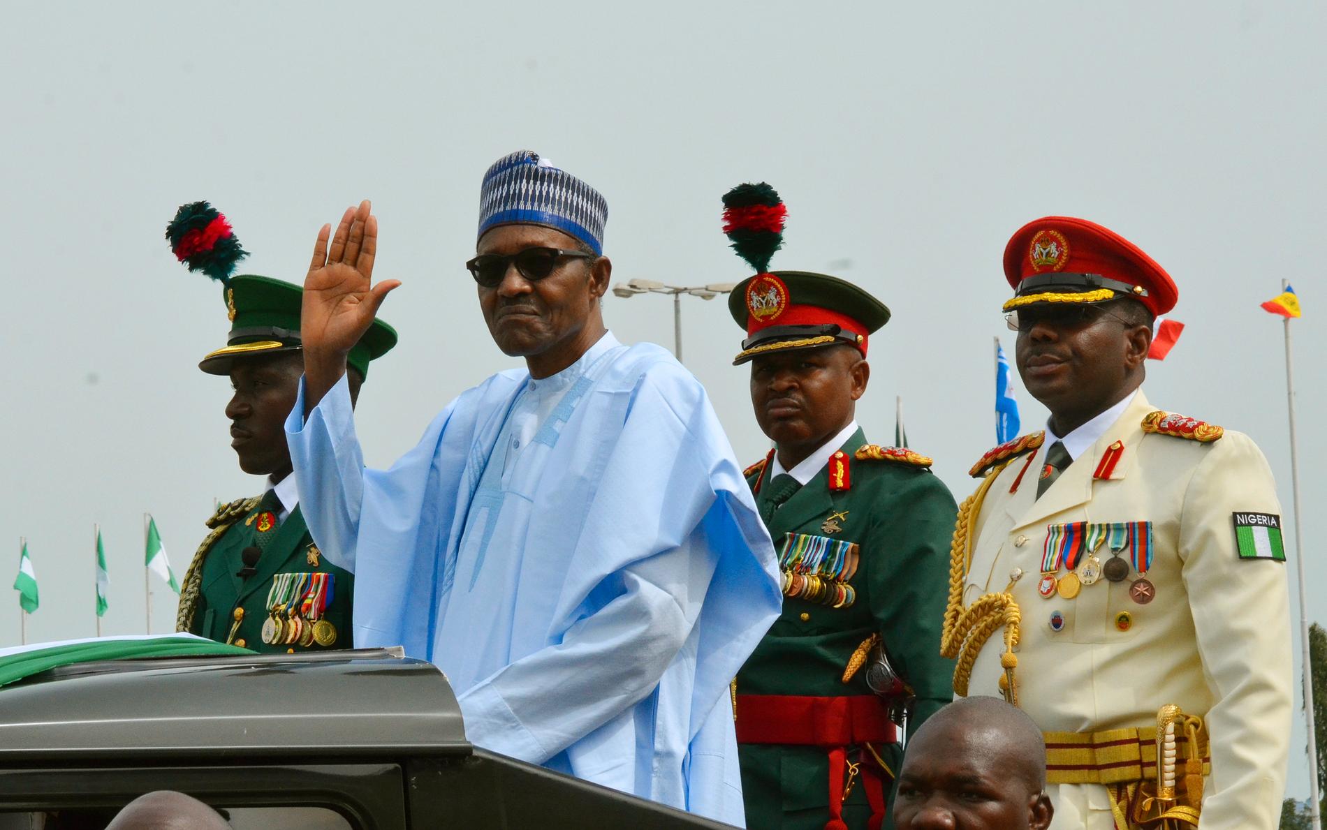 President Muhammadu Buhari vinkar till folkmassor under firandet av Nigerias självständighetsdag i oktober förra året. Arkivbild