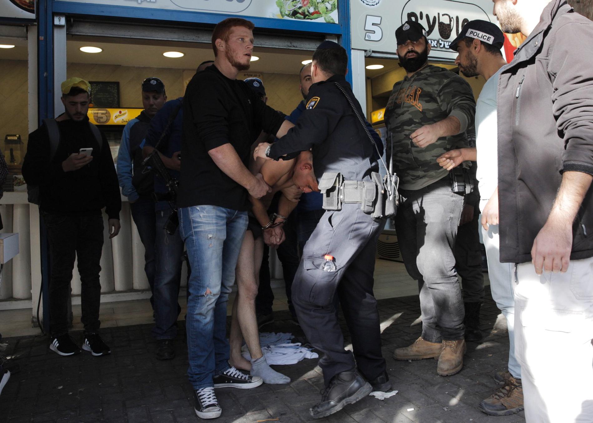 Polisen griper en misstänkt gärningsman efter attacken i Jerusalem