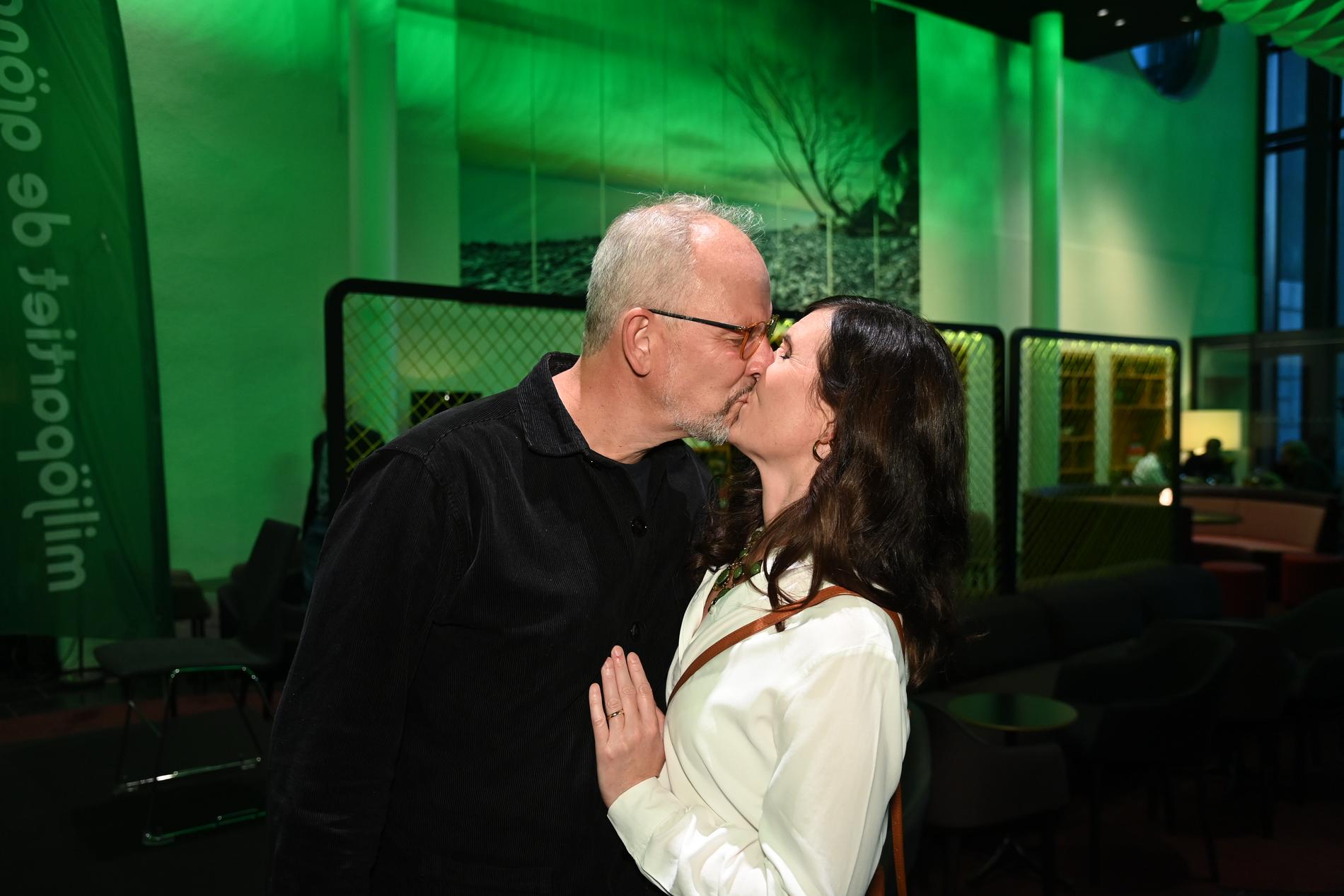 Märta Stenevi firar valet med en kyss.