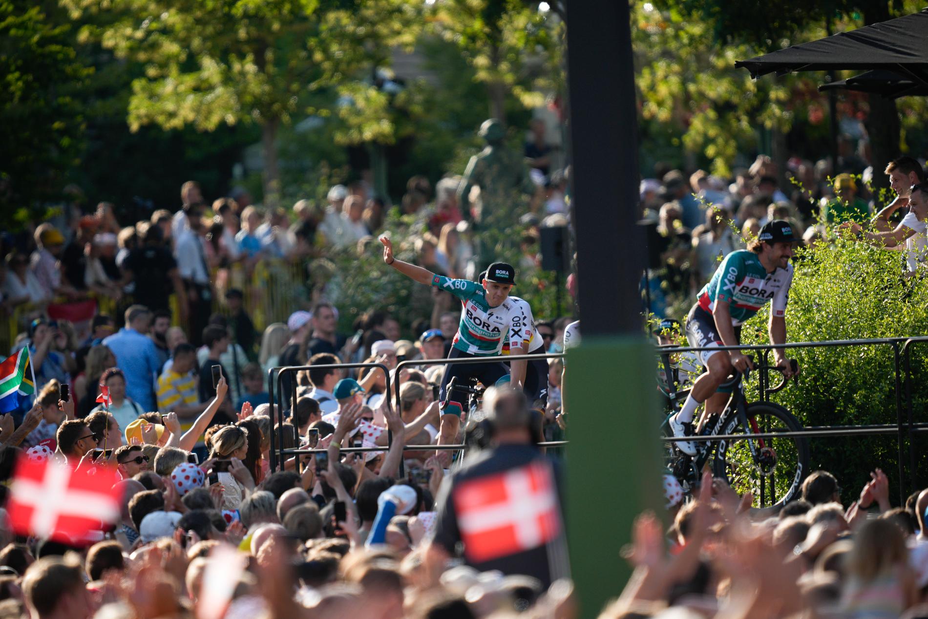 På fredag startar världens största cykeltävling i Köpenhamn. Under onsdagen presenterades de 22 cykelstallen på nöjesparken Tivoli och här välkomnas Team Bora av den danska publiken.