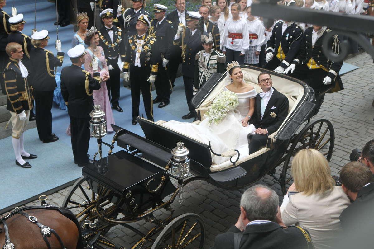 För exakt 34 år sedan färdades Carl XVI Gustaf och Silvia i samma paradkalesch. Kronprinsessparets paradkalesch är förspänd med ett fyrspann à la d'Aumont, utan kusk. I stället har de två vänsterhästarna varsin ryttare.