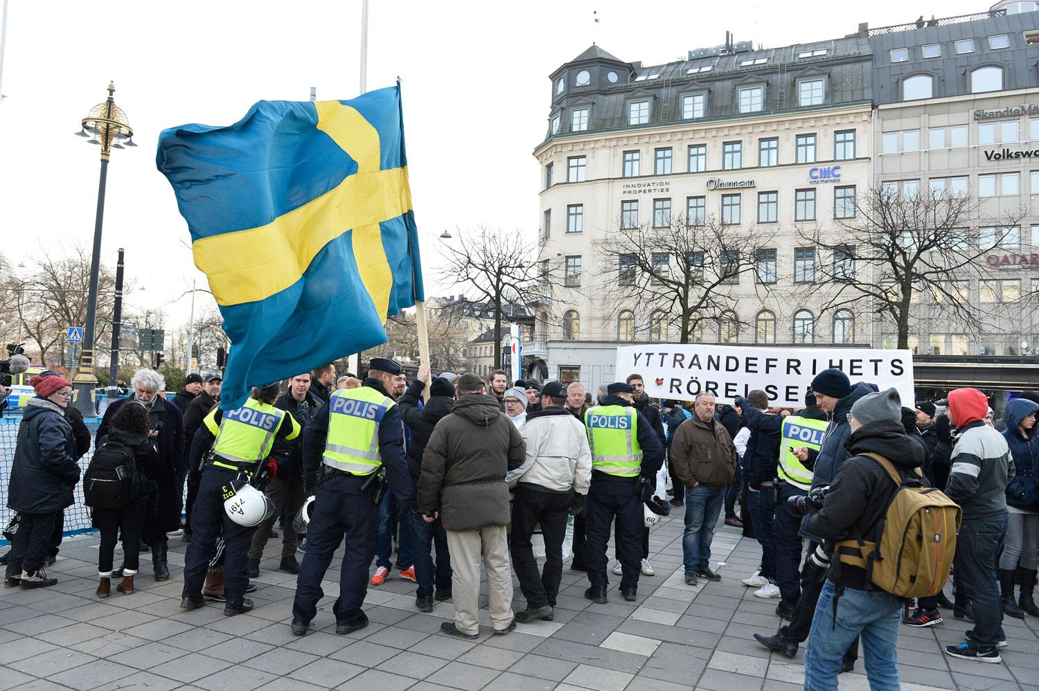 "Folkets demonstration" Högerextrema Soldiers of Odin fungerande som "livvakter" för den brokiga samling SD-politiker, nazister och högerextremister som samlades.