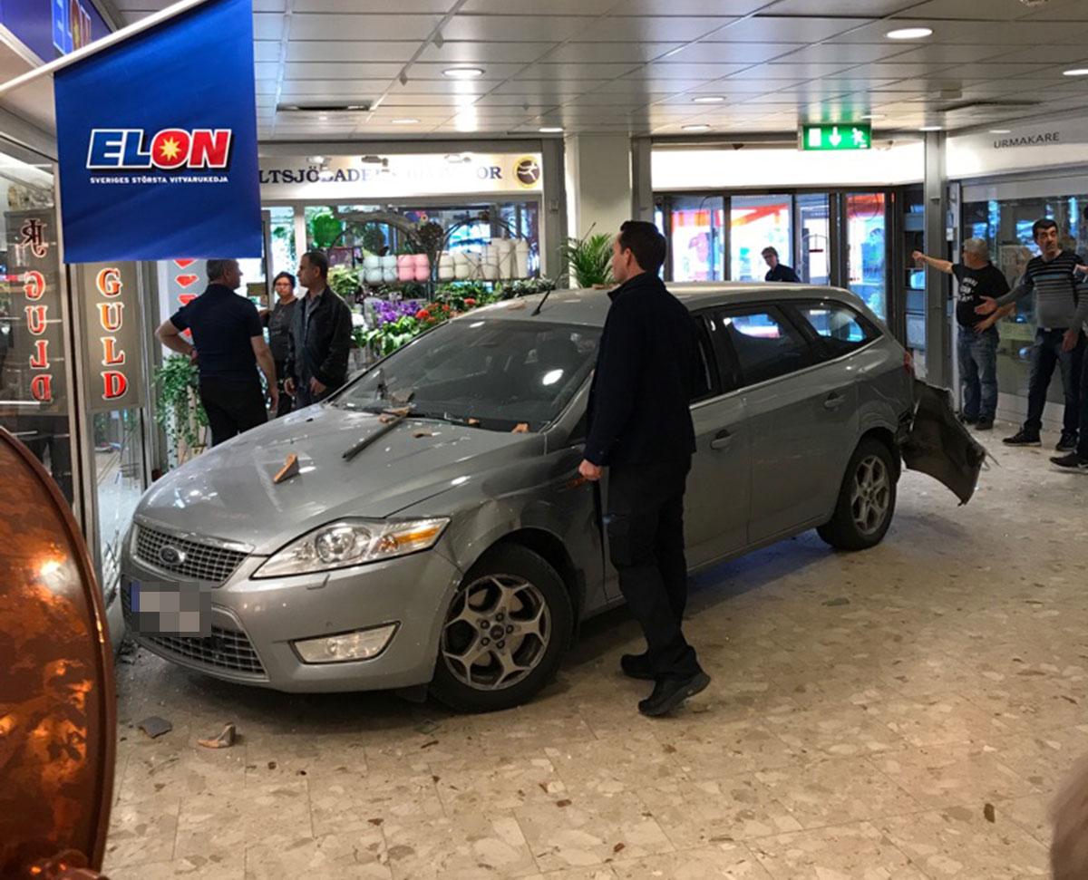 Flera gärningspersoner har kört in en bil i en guldbutik i Saltsjöbaden Centrum.
