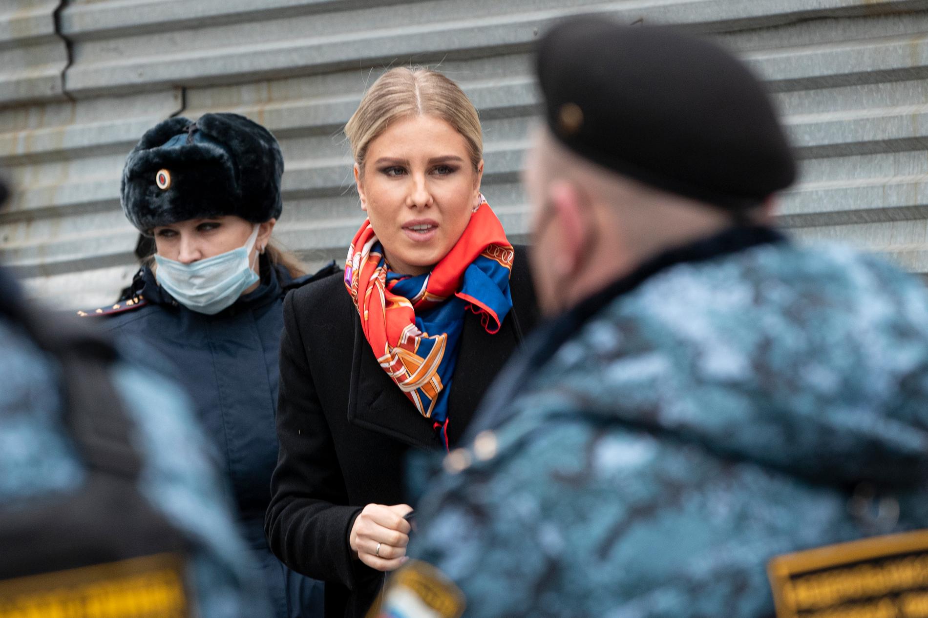 Ljubov Sobol utanför rätten i Moskva. Bilden är från en förhandling tidigare i april.