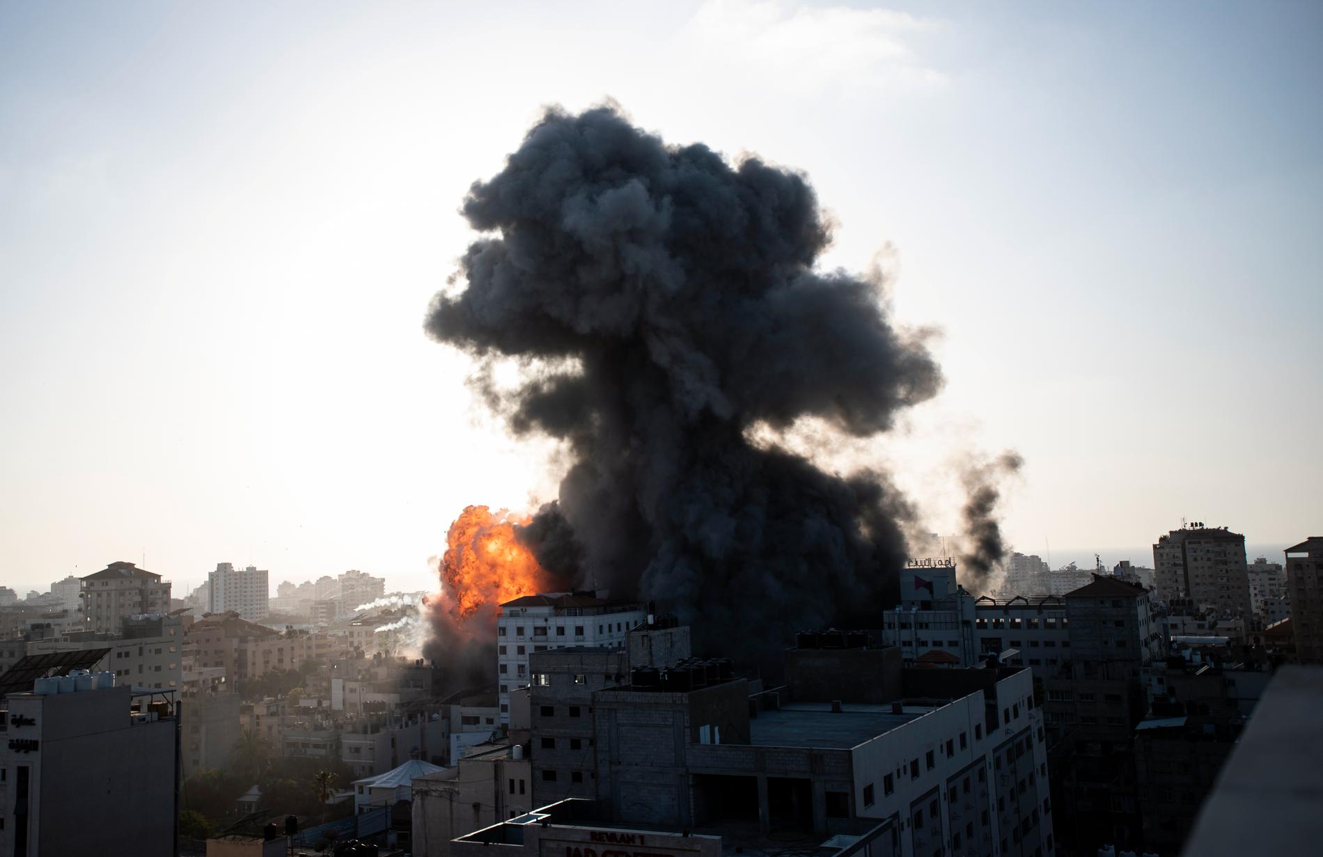 Rök och eld stiger från en byggnad i Gaza stad efter israeliska flygangrepp den gångna veckan.