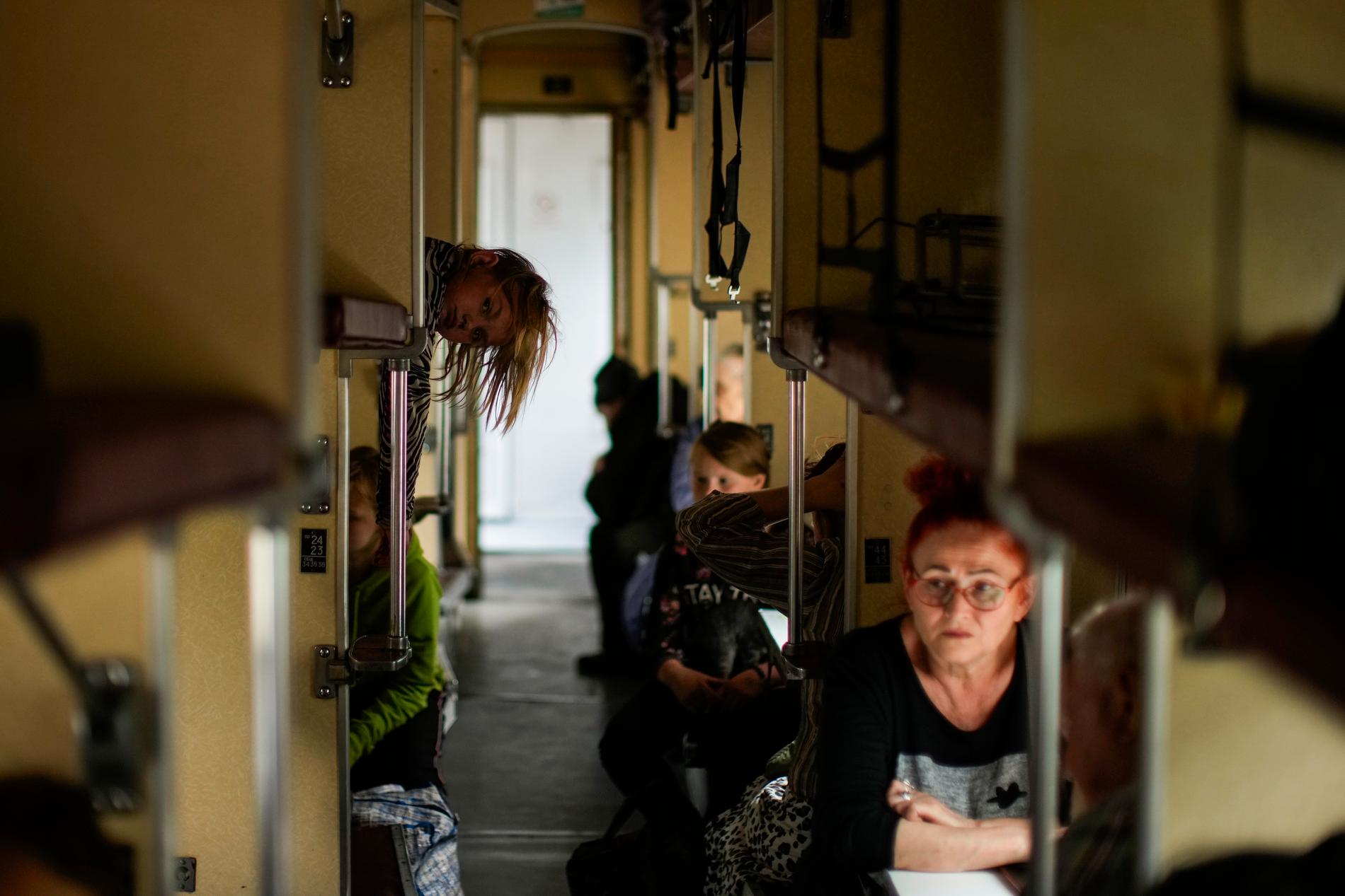 Människor som försöker fly med evakueringståg från tågstationen i Pokrovsk efter att striderna i området intensifierats. Lysychansk och grannområdet Sievierodonetsk är de sista större städerna under ukrainsk kontroll i regionen Luhansk.