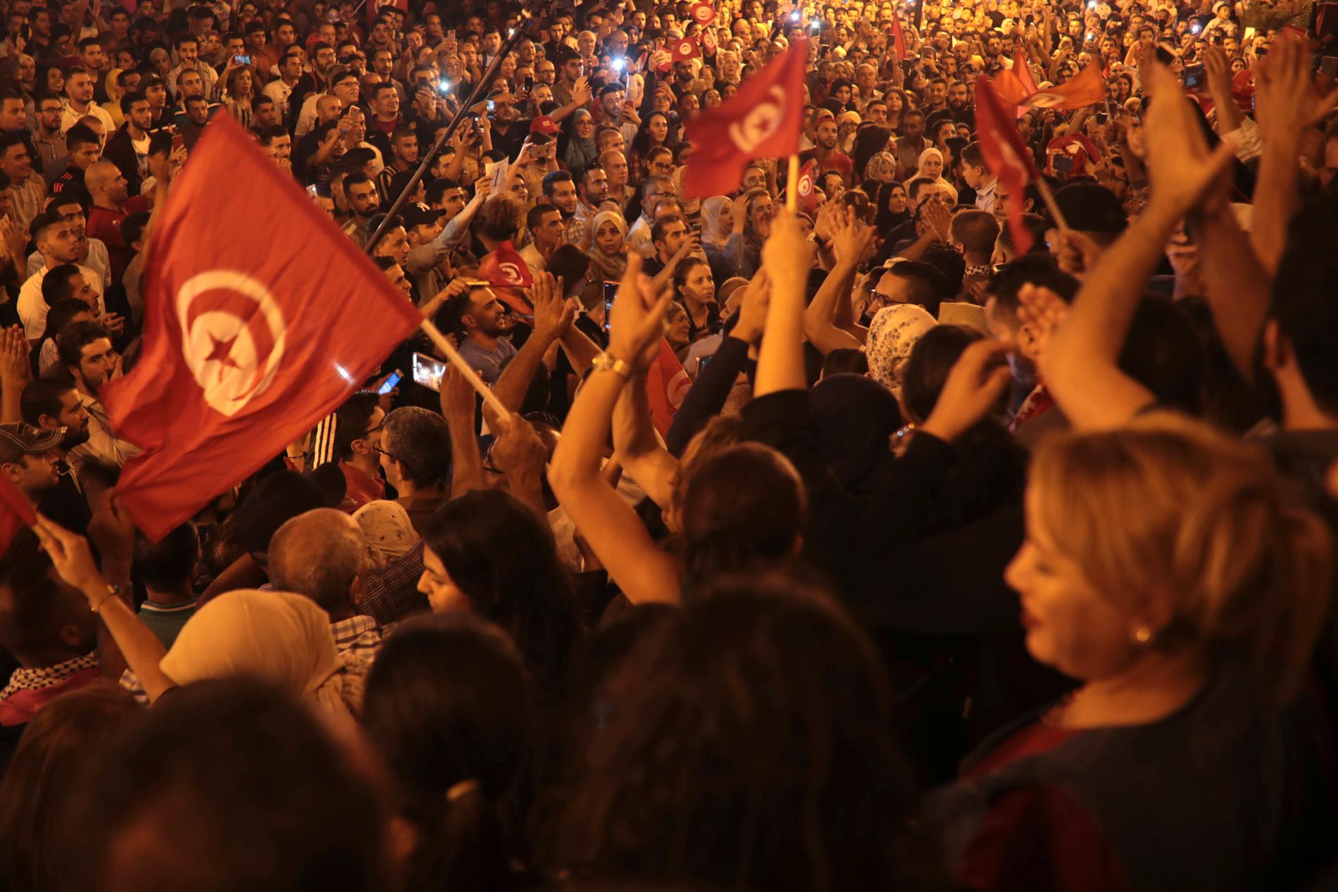 En firande folksamling hyllade segrande kandidaten Kais Saied efter jordskredssegern i Tunisiens presidentval.