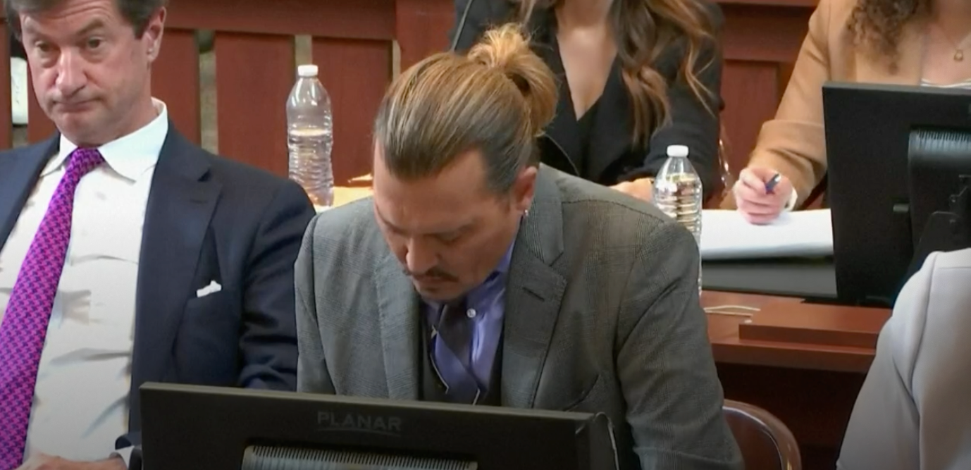 Johnny Depp höll huvudet nedböjt och tycktes anteckna under vittnesmålet.