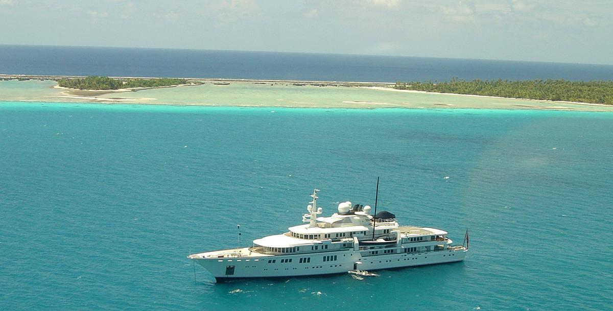 Paul Allens yacht Tatoosh vid ett besök i Franska Polynesien.