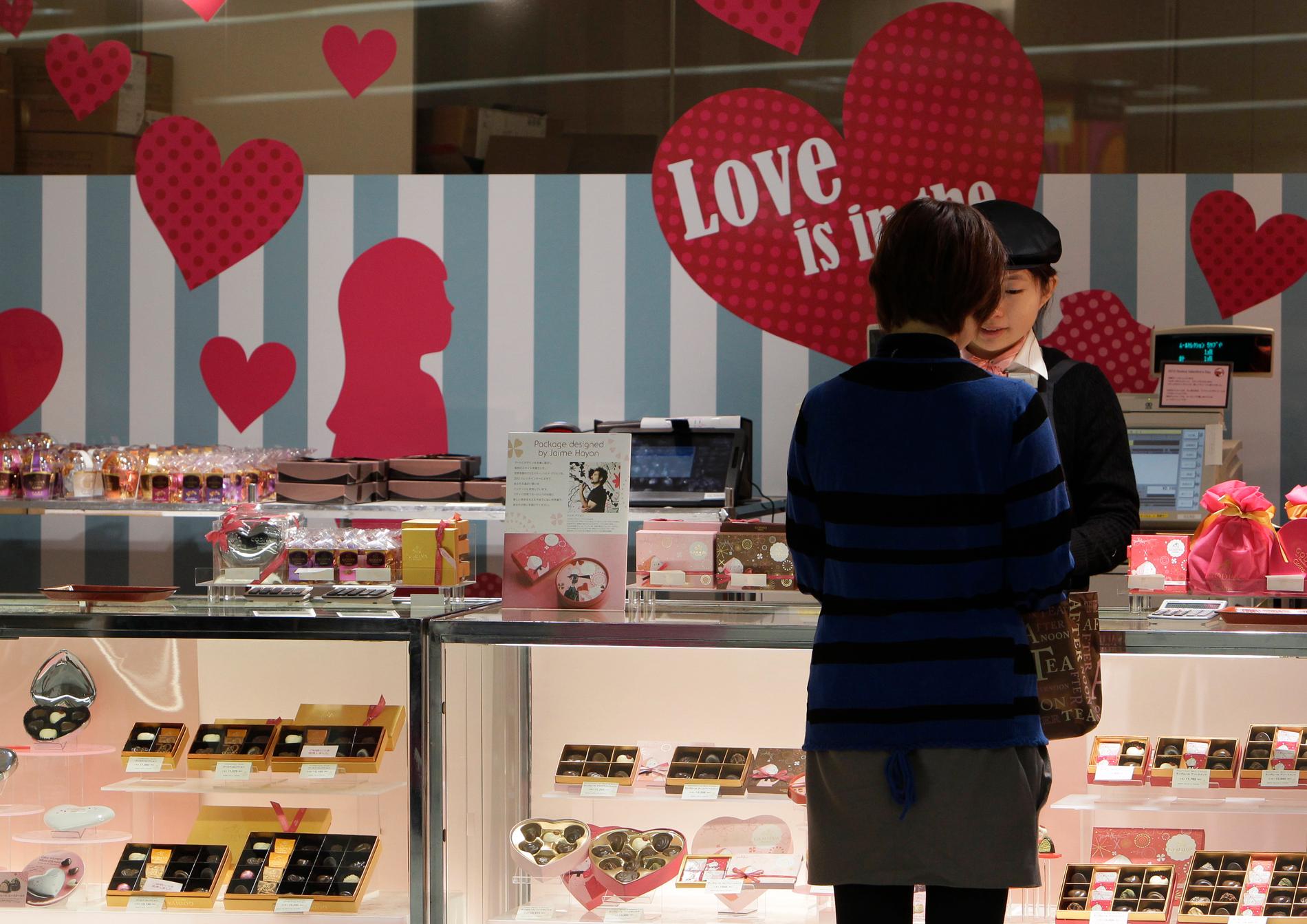 En kvinna köper choklad inför alla hjärtans dag i Tokyo, Japan. Arkivbild.