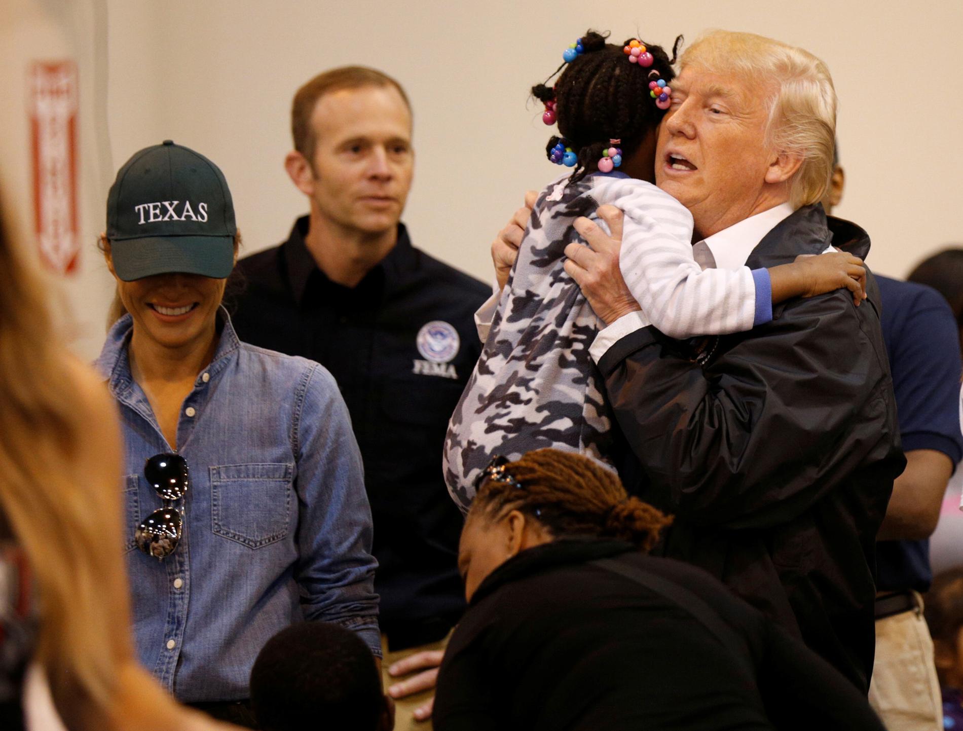 Trump kramar ett barn.