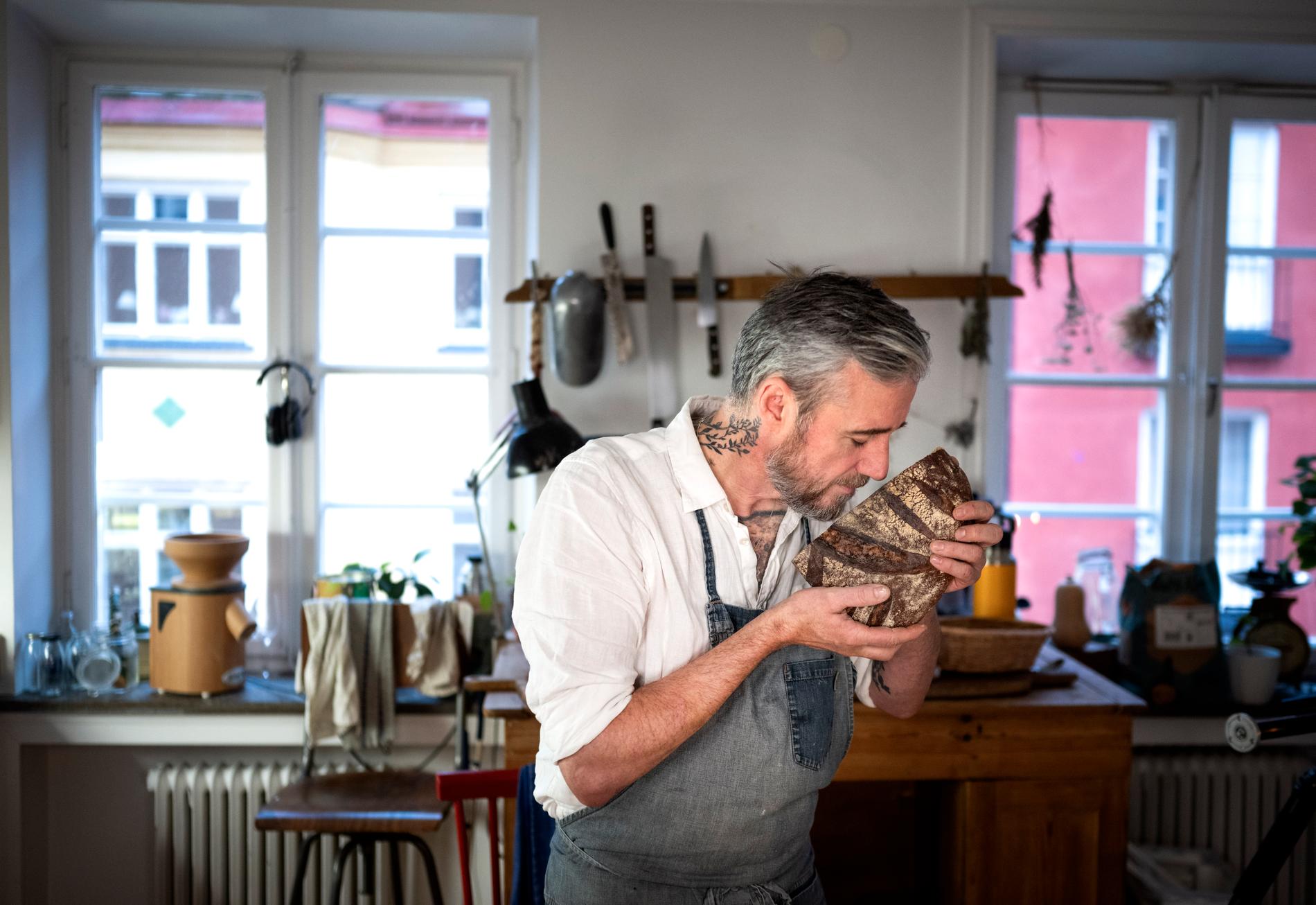 Bagaren Sébastien Boudet vill att vi bakar med sädesslag som gynnar fjärilar och bin – och som han tycker ger bättre bröd.