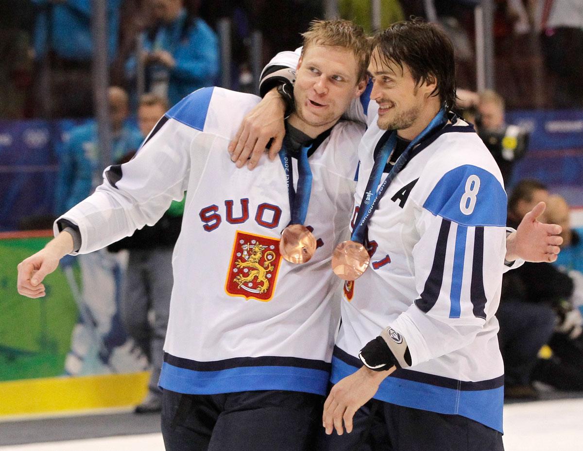 Mikko Koivu och Teemu Selänne firar OS-bronset i Vancouver 2010. Slovakien besegrades i matchen om tredje pris.