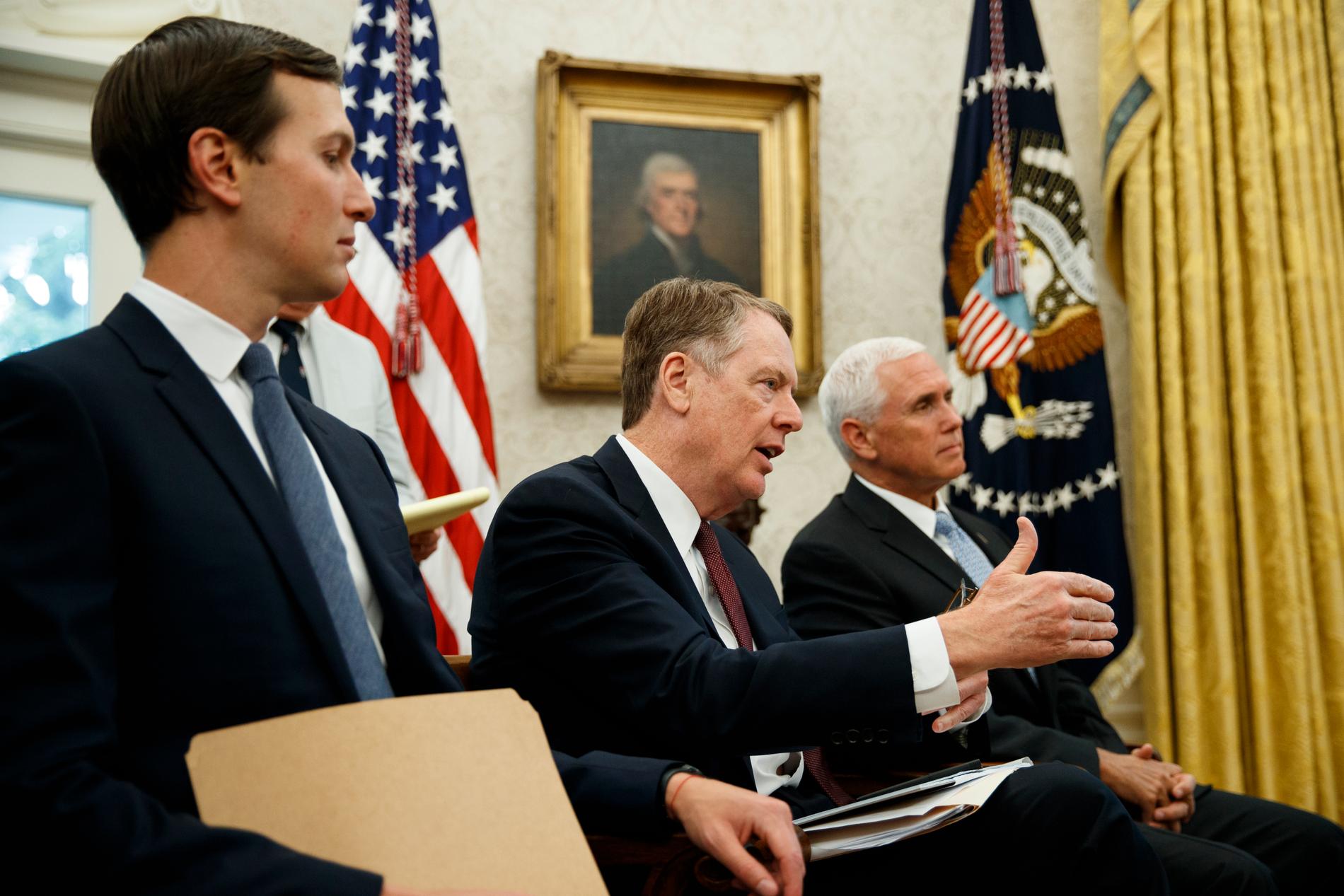 USA:s handelsrepresentant Robert Lighthizer talar i Ovala kontoret i Vita huset tidigare i år. Till vänster om honom syns president Donald Trumps rådgivare Jared Kushner och till höger står vicepresident Mike Pence.