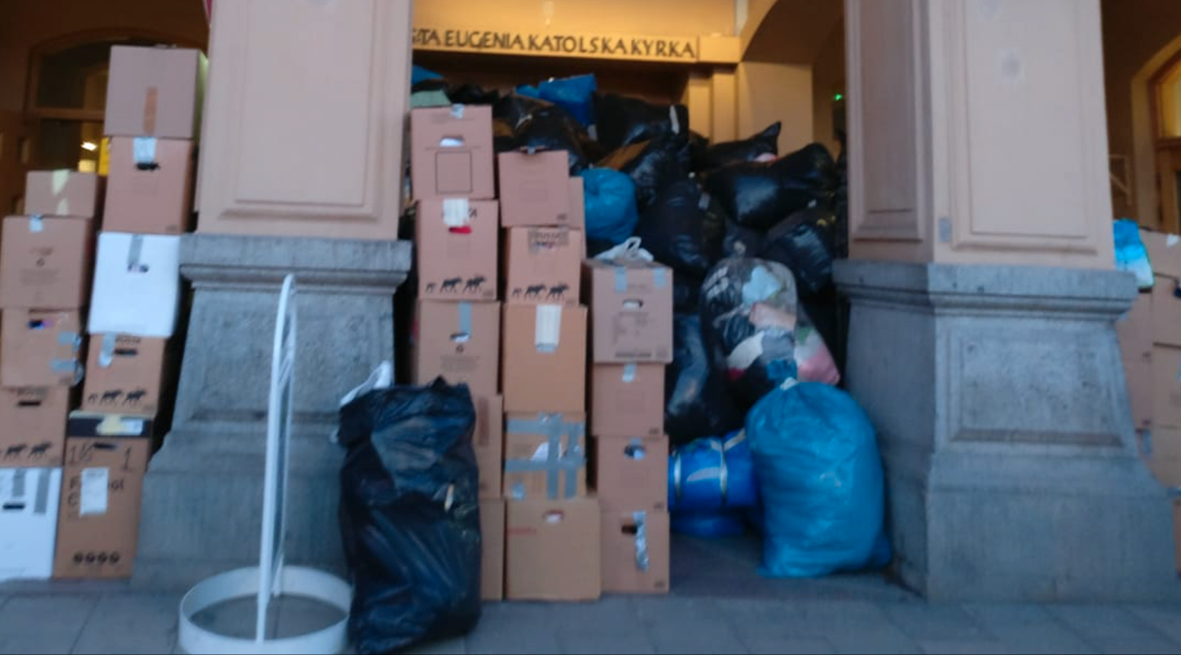 När Ukrainska ambassaden bad om hjälp var det så många Stockholmare som ville donera att det knappt gick att komma in i lokalerna. 