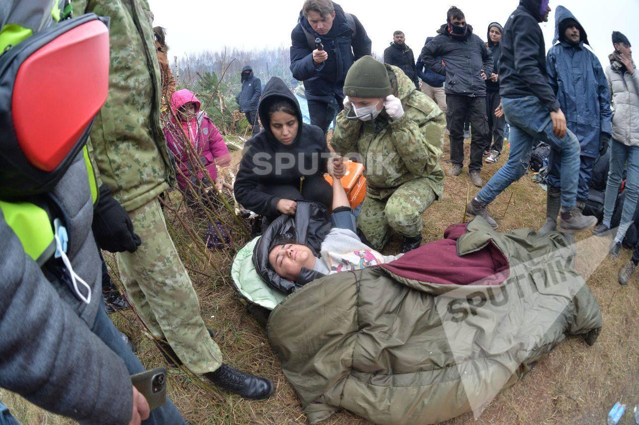 Avsvimmad kvinna i tältlägret. Hon togs om hand av belarusiska sjukvårdare, enligt belarusiska nyhetssajten Sputnik Belarus.