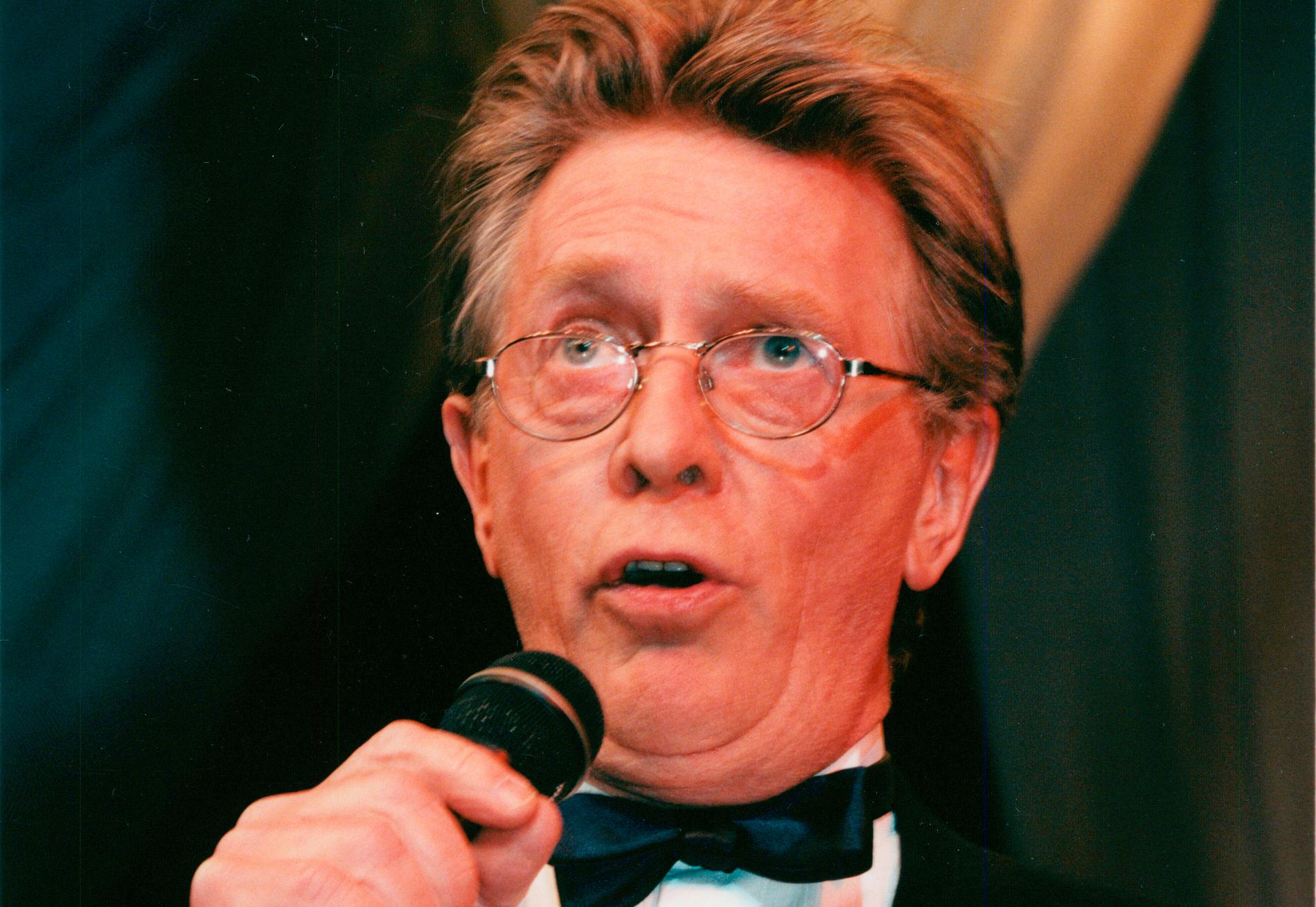 Thomas Hellberg håller tal på Ulf Brunnbergs 50-årsfest 1997