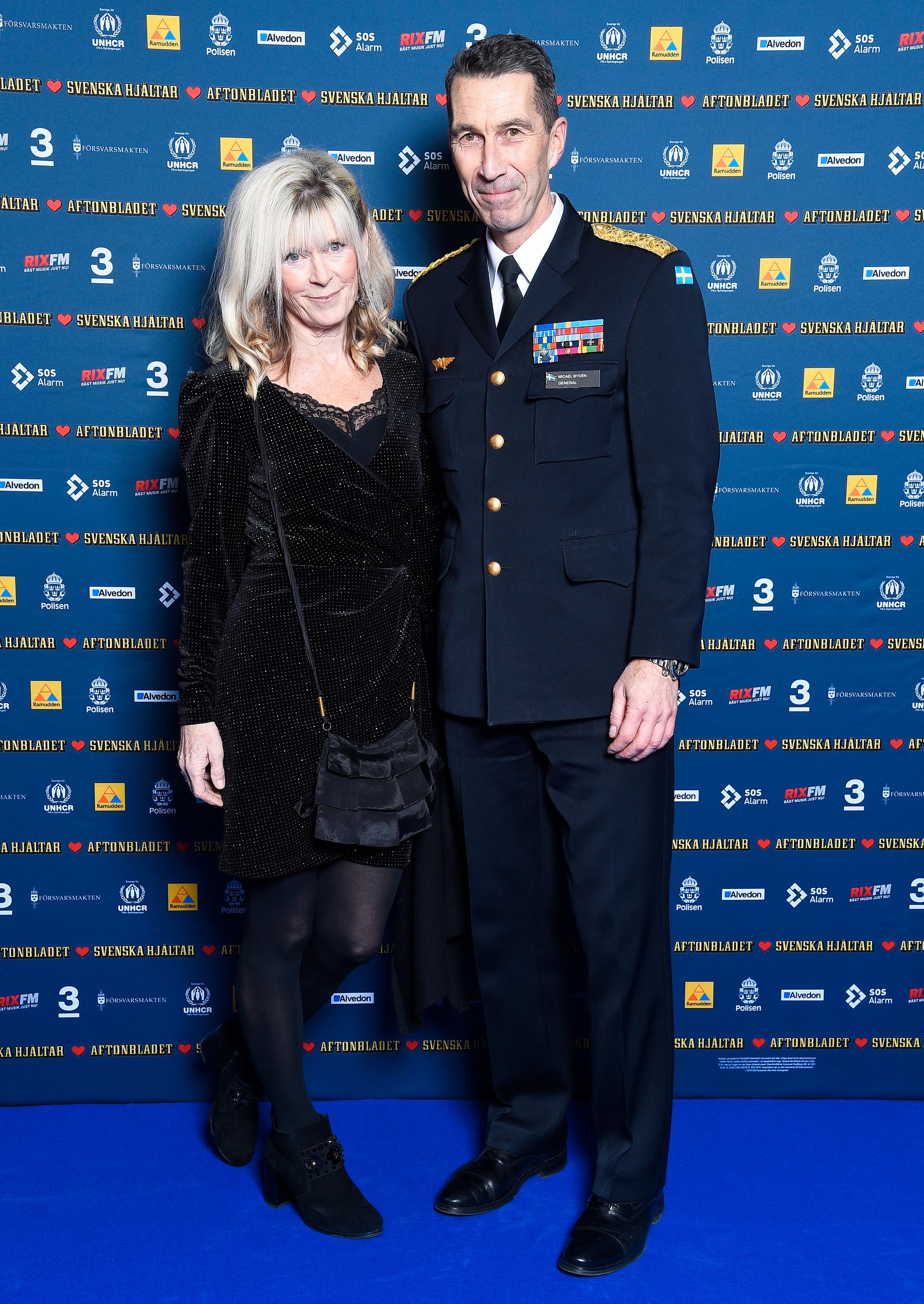 Sveriges överbefälhavare Micael Bydén delade ut pris på galan. Här tillsammans med frun Anita Carlman.