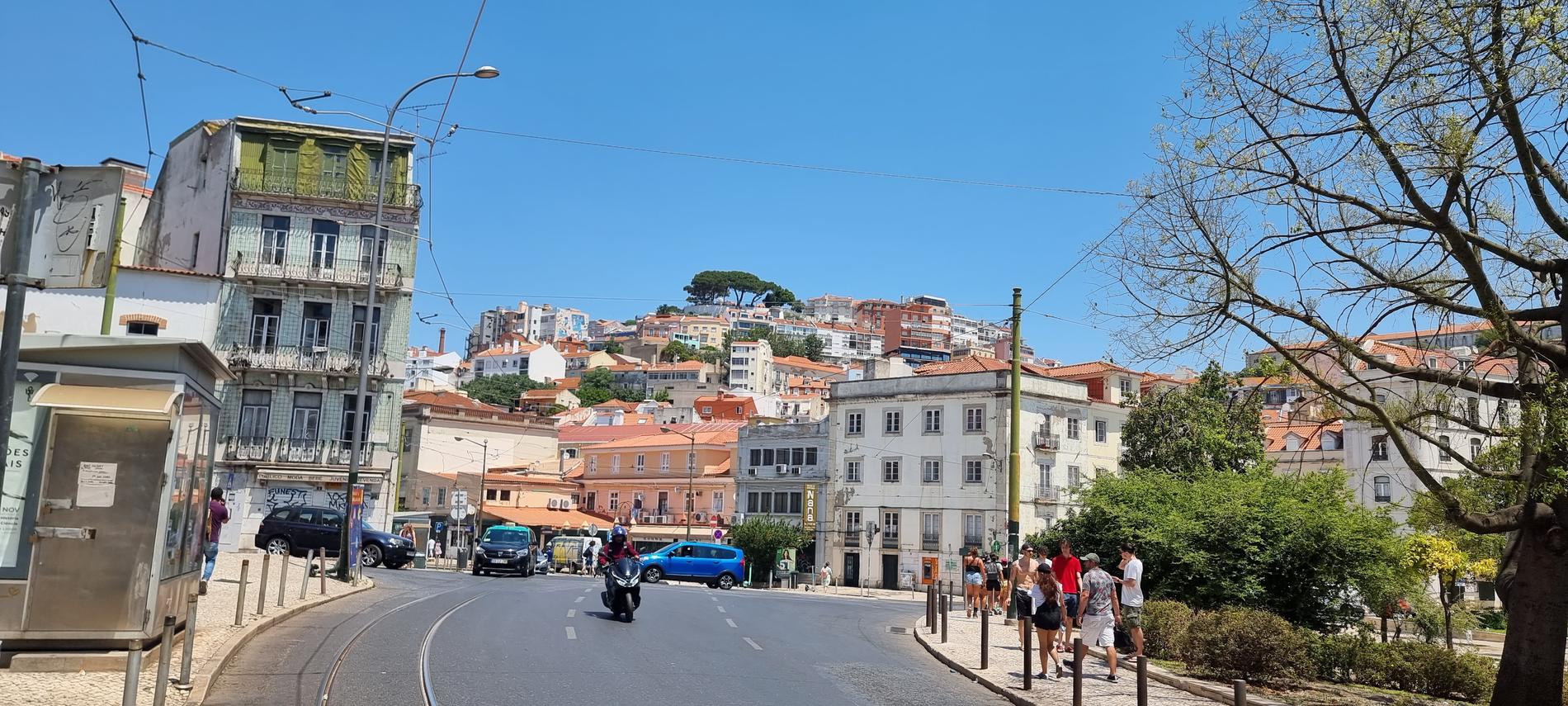 Längs Lissabons gator kan turister inte gå många meter innan de erbjuds att köpa droger. 
