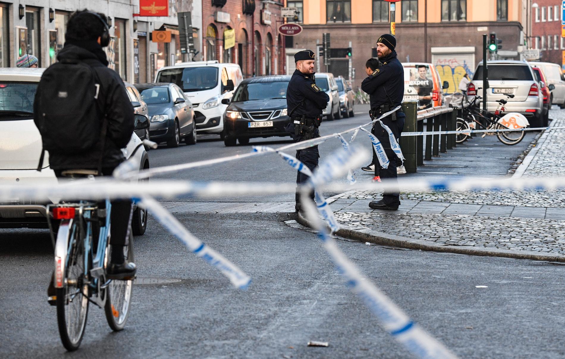 Polis och avspärrningar vid Möllevångstorget i Malmö morgonen efter anmälan om ännu ett våldsbrott. Nu ska utvecklingen vändas.