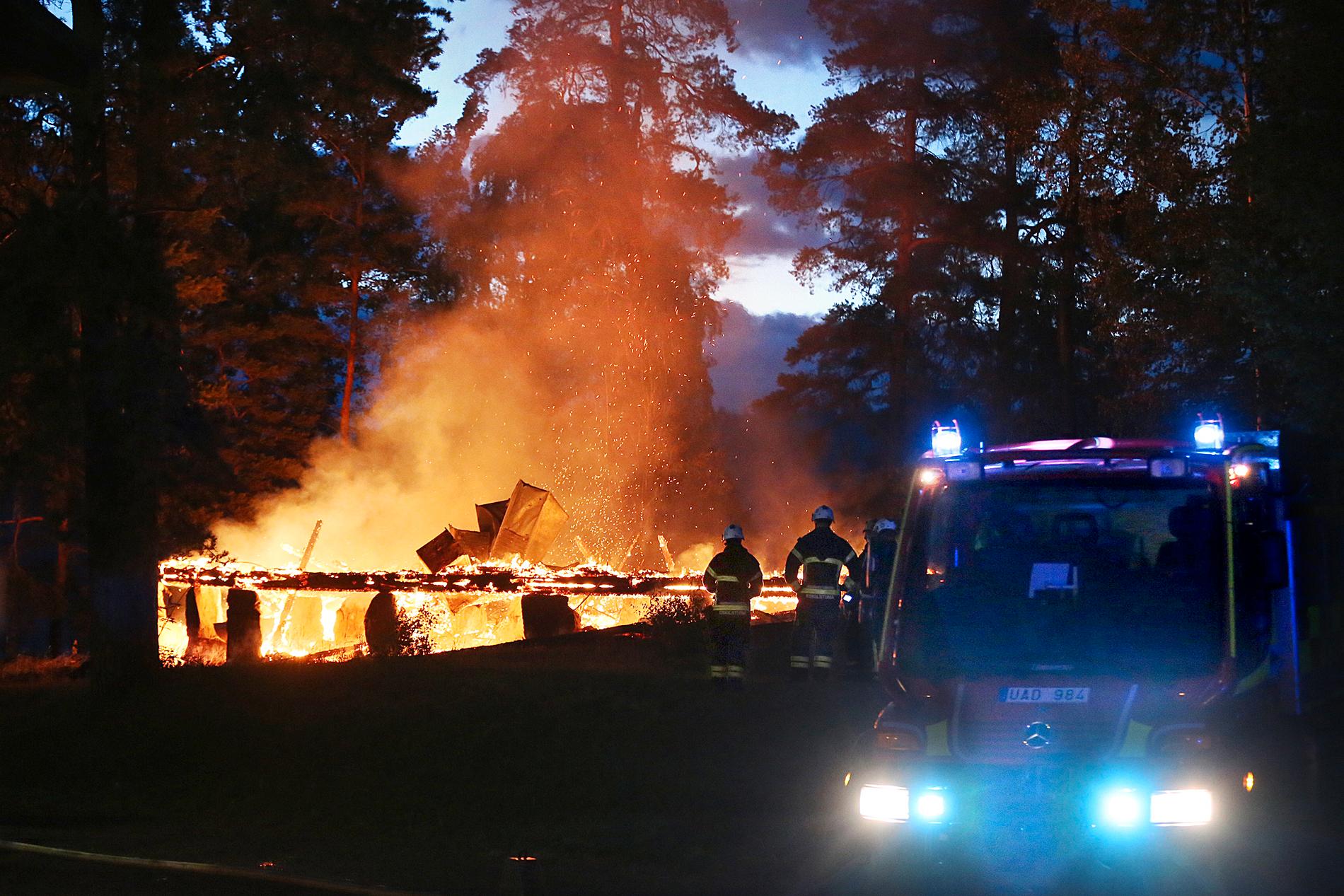 Det brann på flera platser kring Eskilstuna natten mot måndag. Polisen misstänker att bränderna är anlagda.