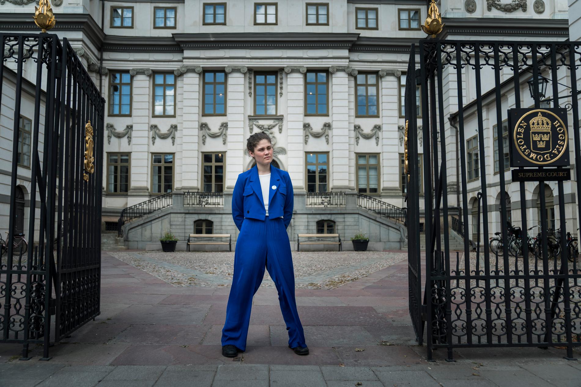 Klimataktivisten och juristen Ida Edling framför Högsta domstolen i Stockholm förra året. Hon är en av de tre unga som stämt staten för bristande klimatpolitik.