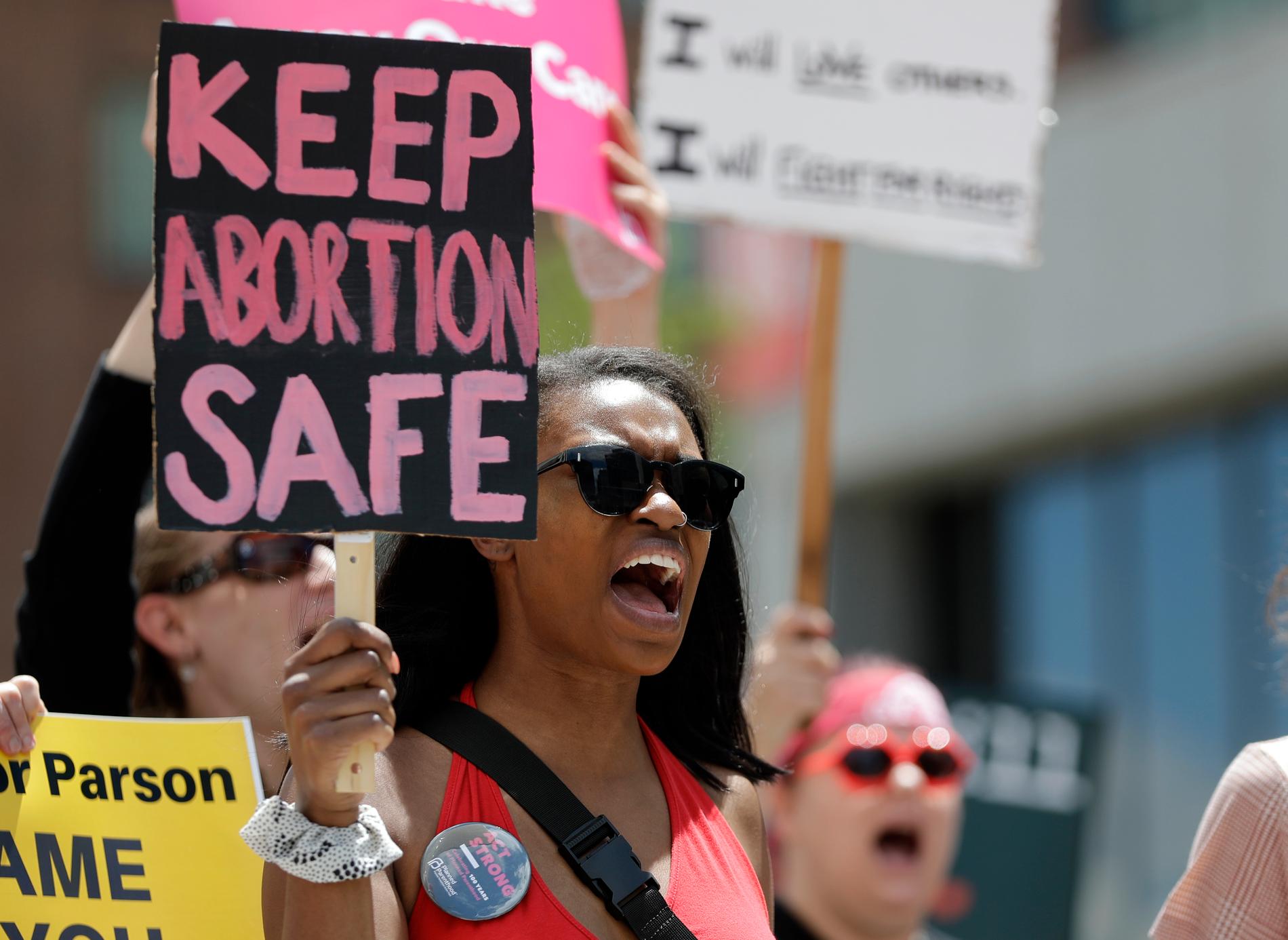 Abortfrågan engagerar i USA. Här är en demonstration för abort i Saint Louis i Missouri.