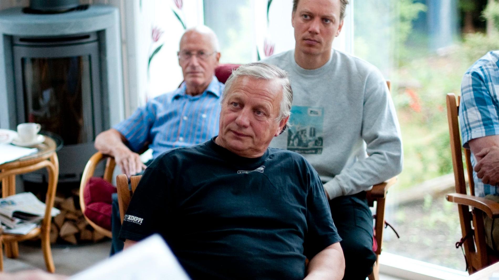 Bill Persson (i mitten) måste betala nästan 800 000 kronor i så kallade gatukostnader för en väg han inte behöver, fastslår Göteborgs tingsrätt. Arkivbild.