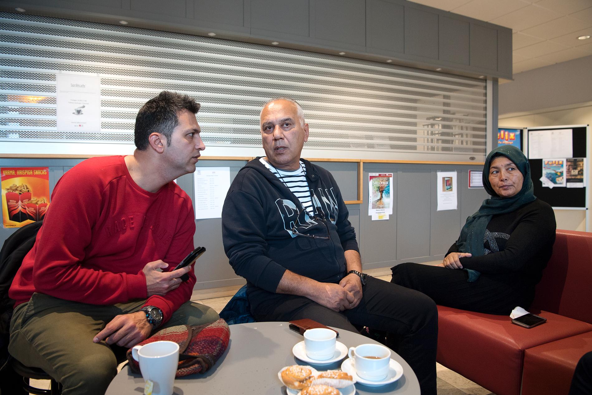 Asylsökande Siavash Touski, 35, och Jalal Fabel Mehr, 66 samt  Sabero Janali, 45, träffas ofta varje tisdag på språkcafét i Folkets hus.