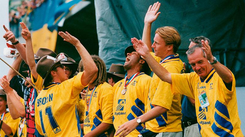 Tord Grip, längst till höger, firar VM-bronset 1994 vid hemkomsten i Stockholm.
