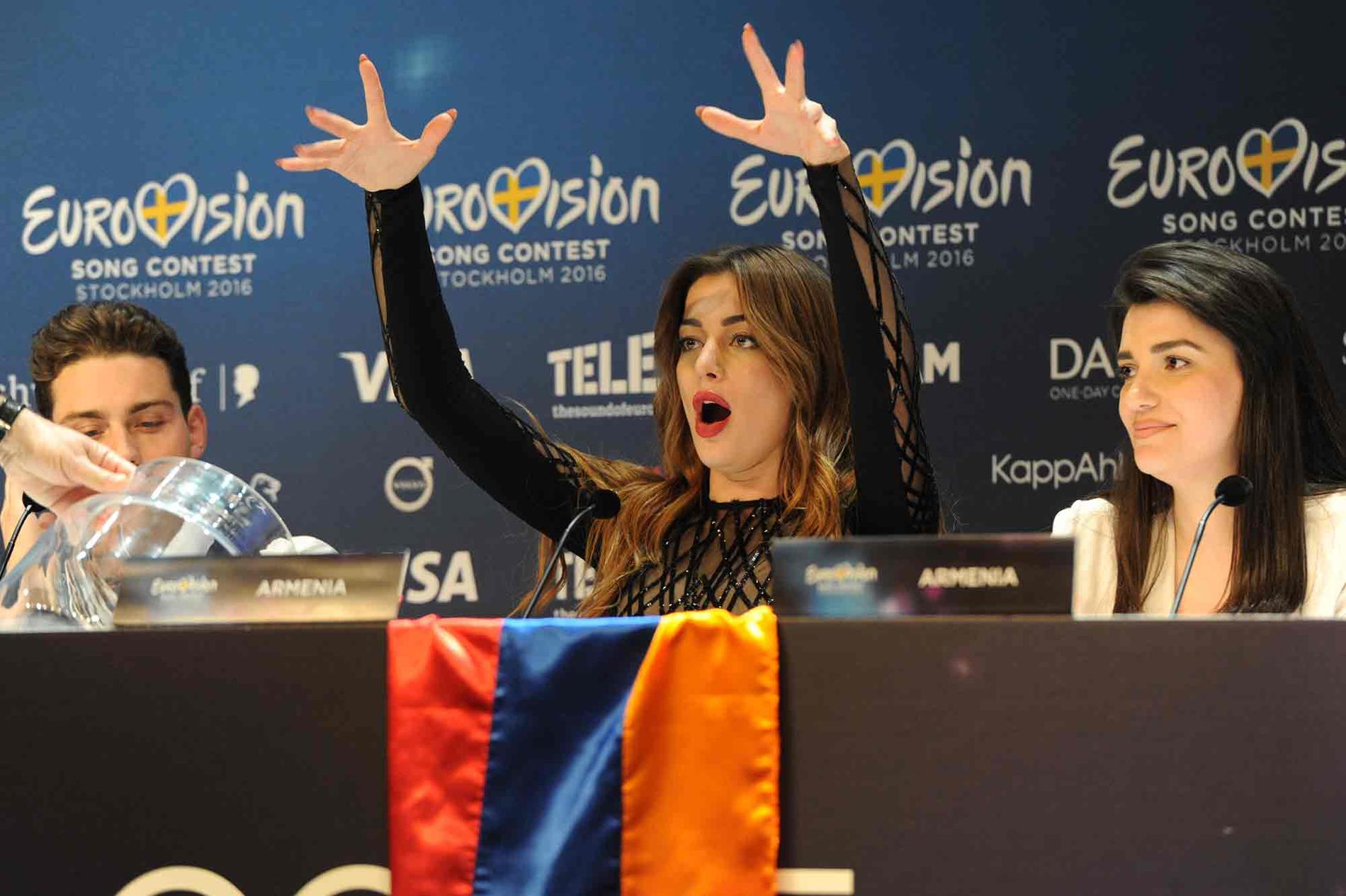 Armeniens deltagare Iveta Mukuchyan reagerar på tv-chefens tal.