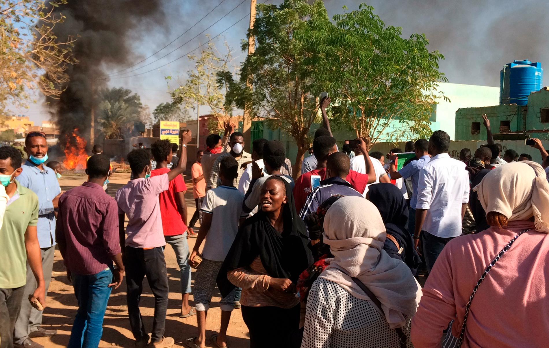 Demonstranter i Khartoum i en bild från den 13 januari.