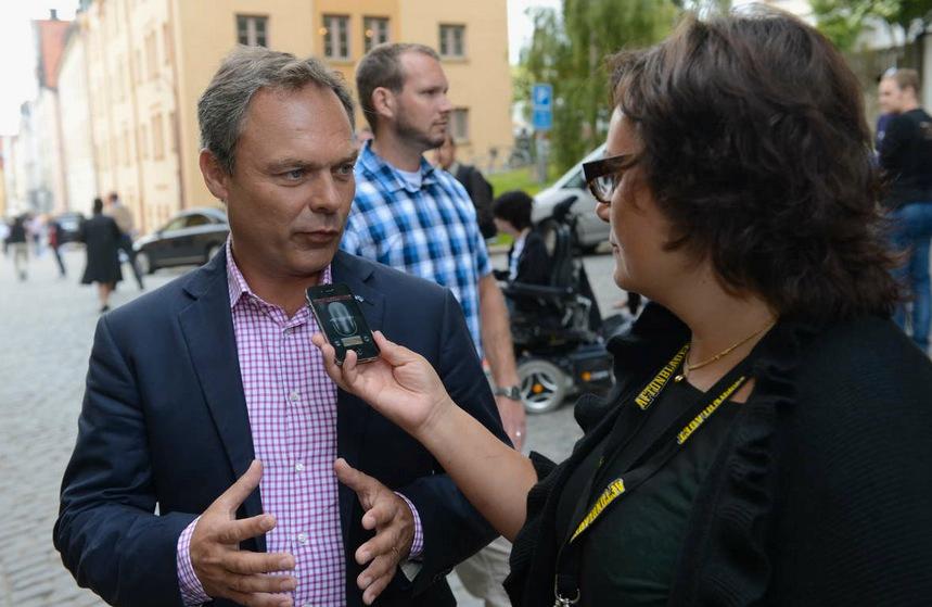 Jan Björklund (FP) håller inte med sin partikollega att Alliansen borde bli ett parti.